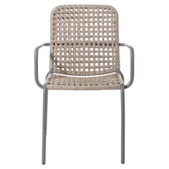 Poltrona Gervasoni Straw con struttura in alluminio grigio chiaro e fibra di resina intrecciata
