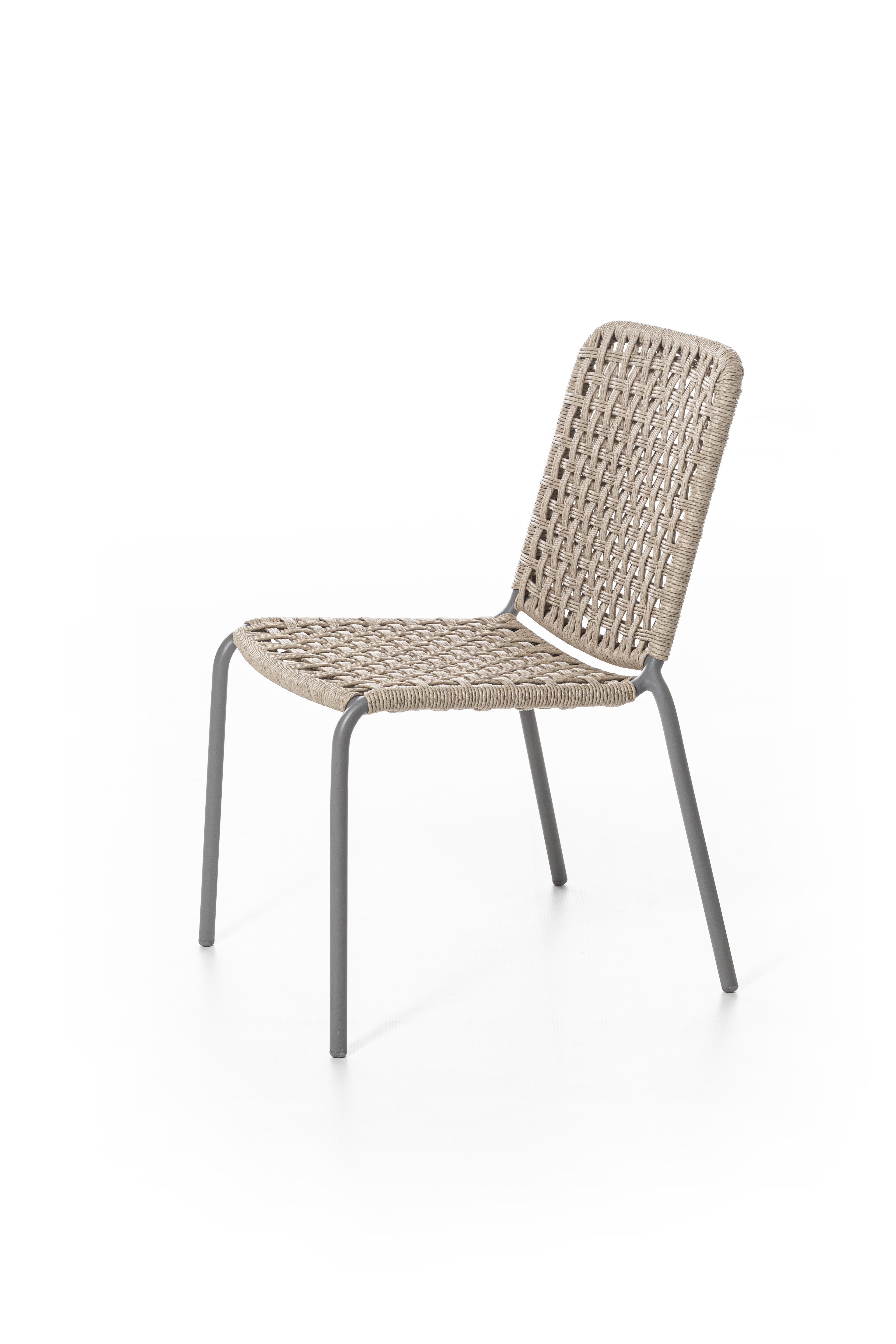 Simple and refined, the Straw 23/24 chair family, with and without armrests, is characterised by the structure in tubular aluminium painted light grey. A slender and light product covered with a handwoven weave with a double torsion polyethylene