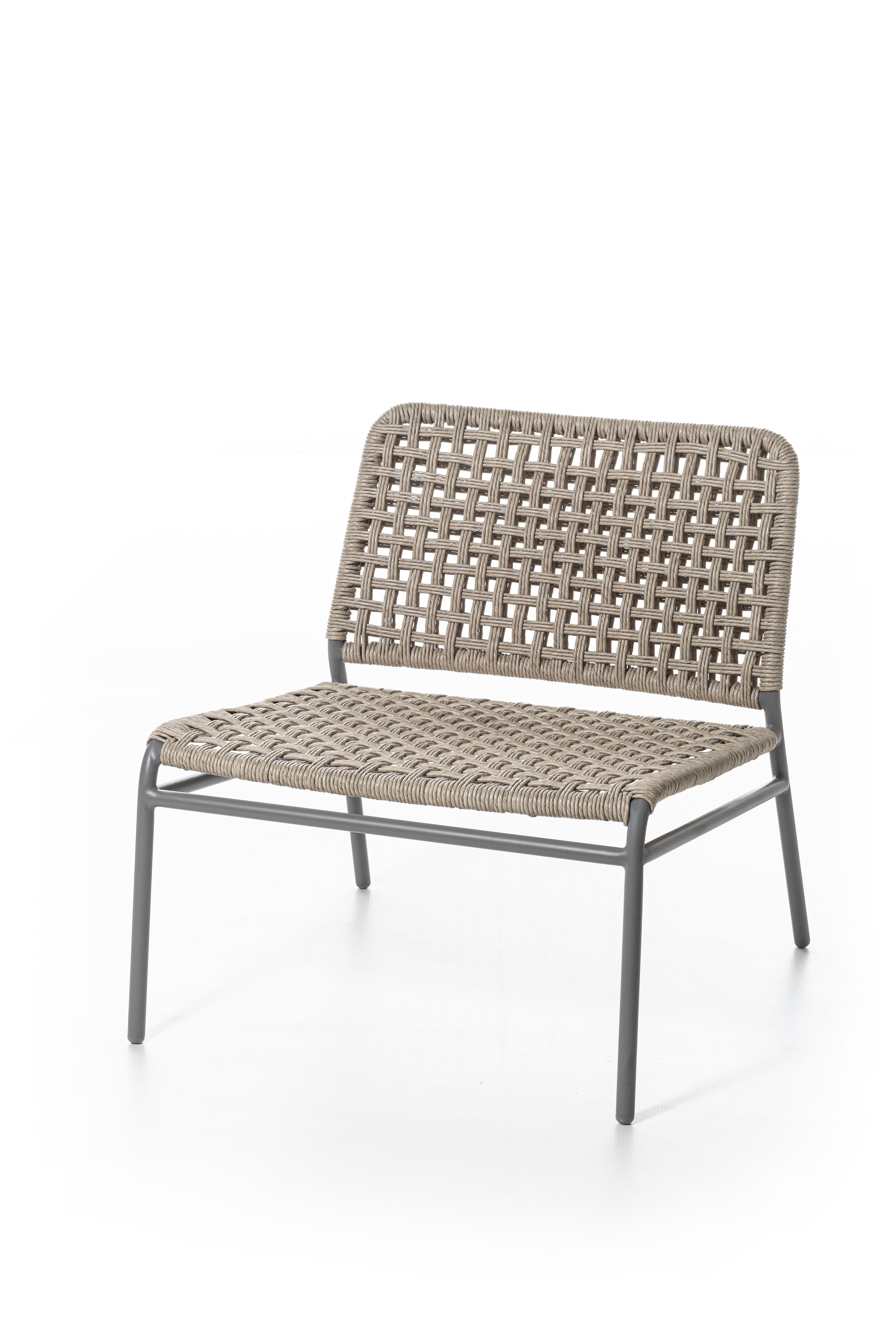 Simple and refined, the Straw 25 lounge chair is characterised by the structure in tubular aluminium painted light grey. A slender and light product covered with a handwoven weave with a double torsion polyethylene rope, a fibre with a natural,
