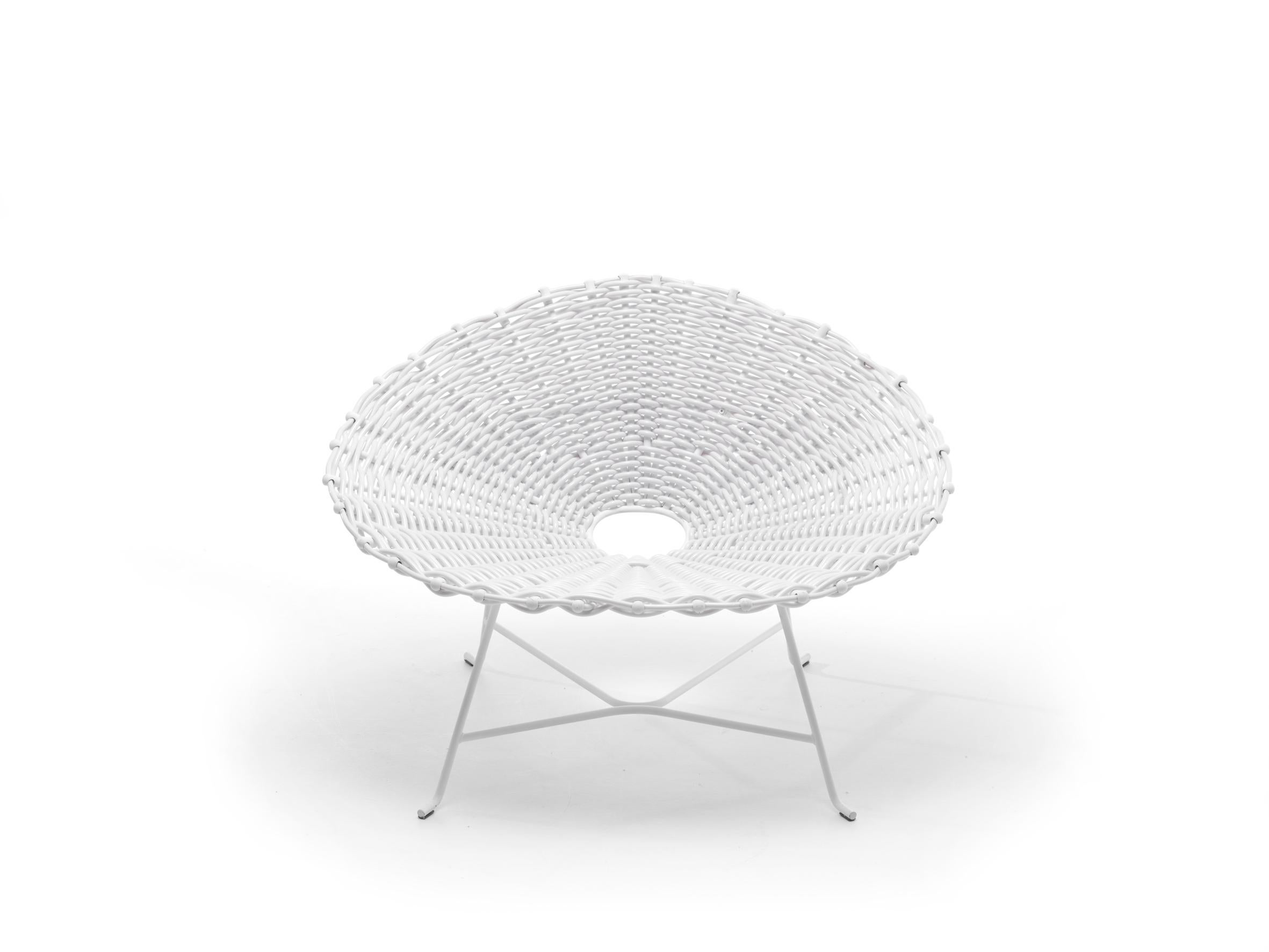 Flechtwerk und geschwungene Formen kennzeichnen den Sessel Sweet 27. Die Struktur aus elektrostatisch lackiertem, mattschwarzem Metallrohr ist mit mattschwarzem PVC umflochten. Er ist auch in der Version mit weißer Struktur und glänzendem weißen PVC