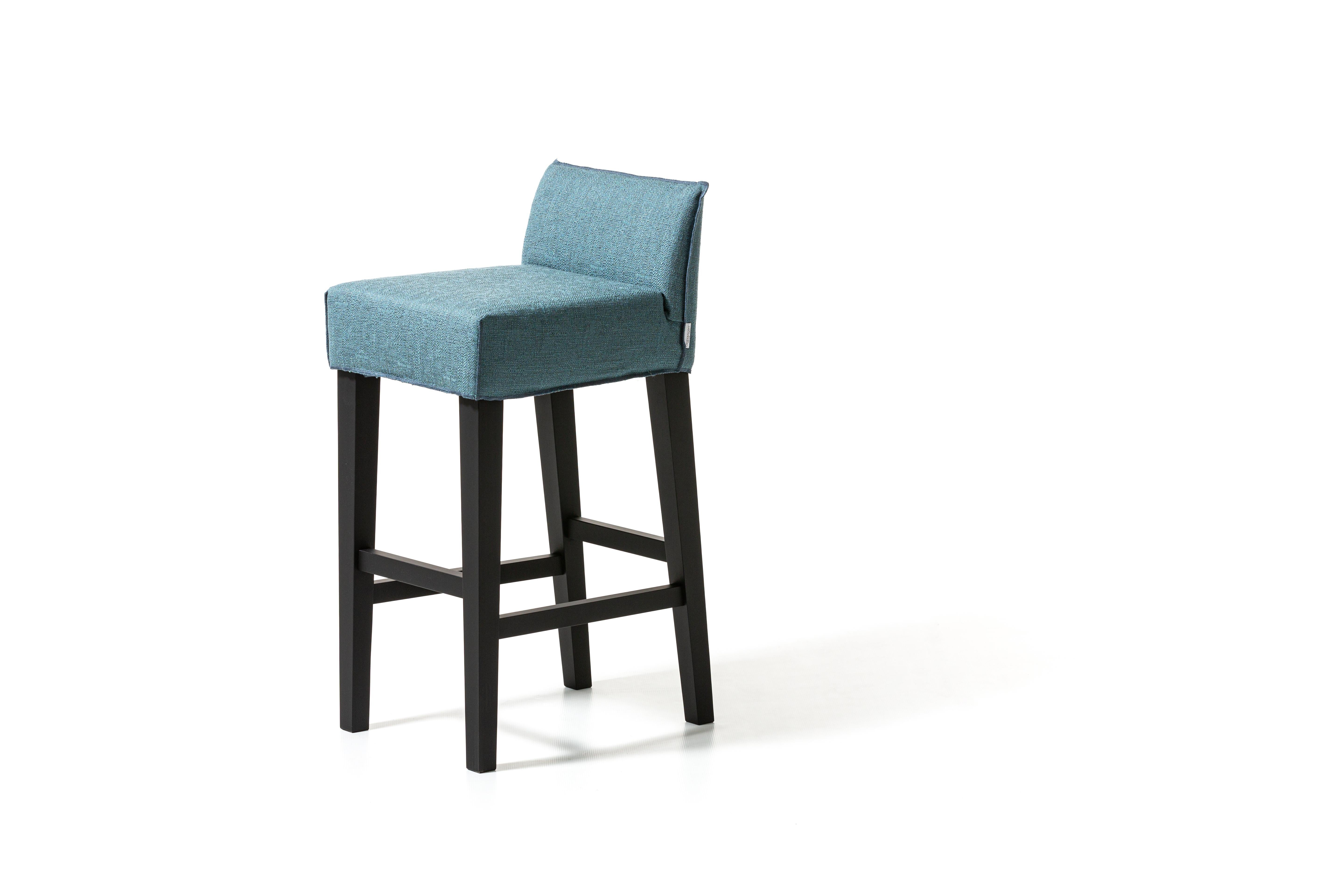 Lo sgabello Up ha una struttura in noce canaletto verniciato naturale o in faggio laccato in bianco, grigio, oceano, tortora o nero. Si tratta di uno sgabello con schienale basso e dimensioni ridotte rispetto alla seduta profonda, entrambi imbottiti