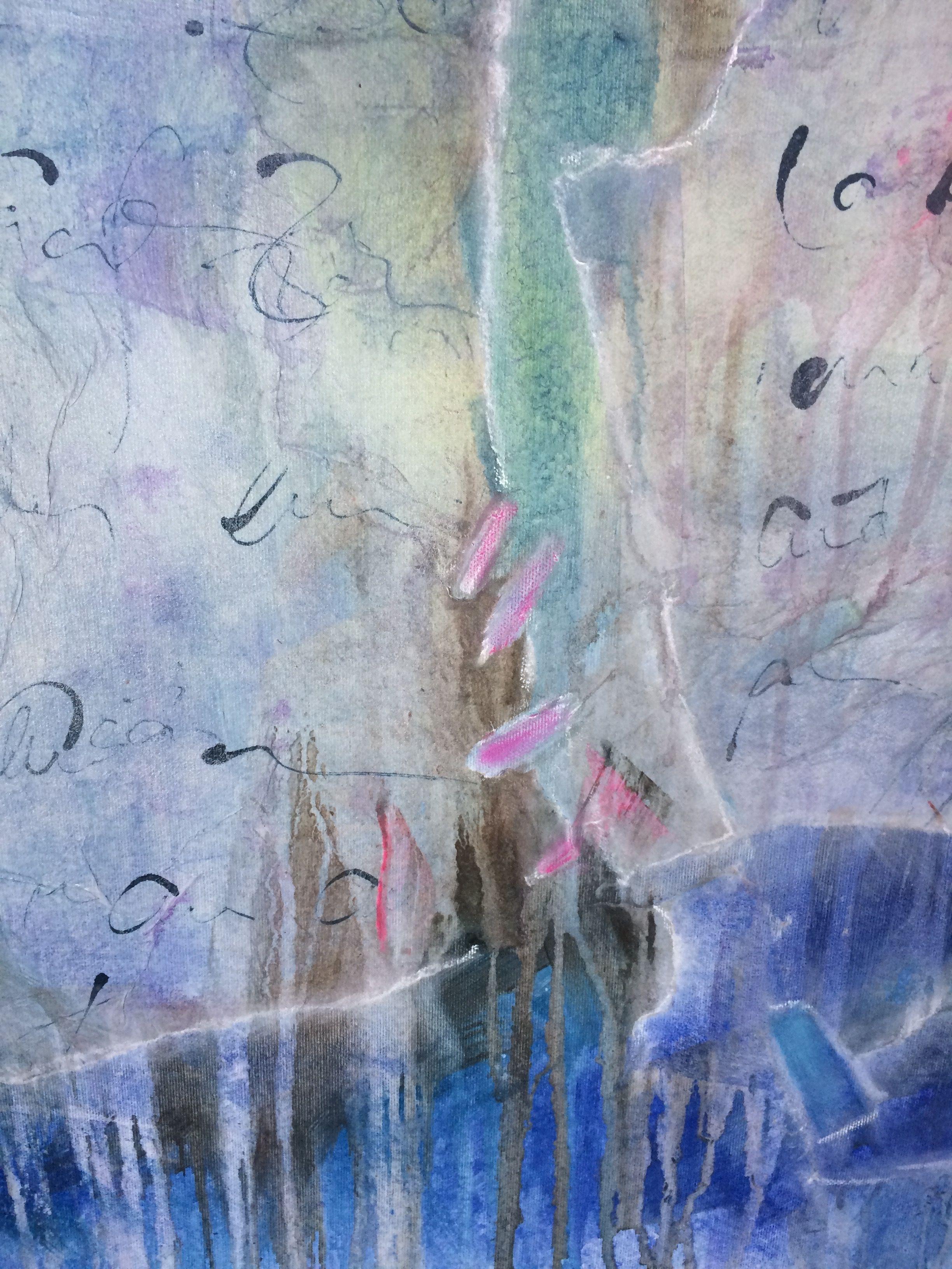 Un grande e potente collage a tecnica mista che parla di amore e di lettere d'amore scritte.     Opera astratta con calligrafia scritta a mano.    Alcuni dei pigmenti argentati a guazzo miscelati a mano scintillano quando vengono colpiti dalla luce,