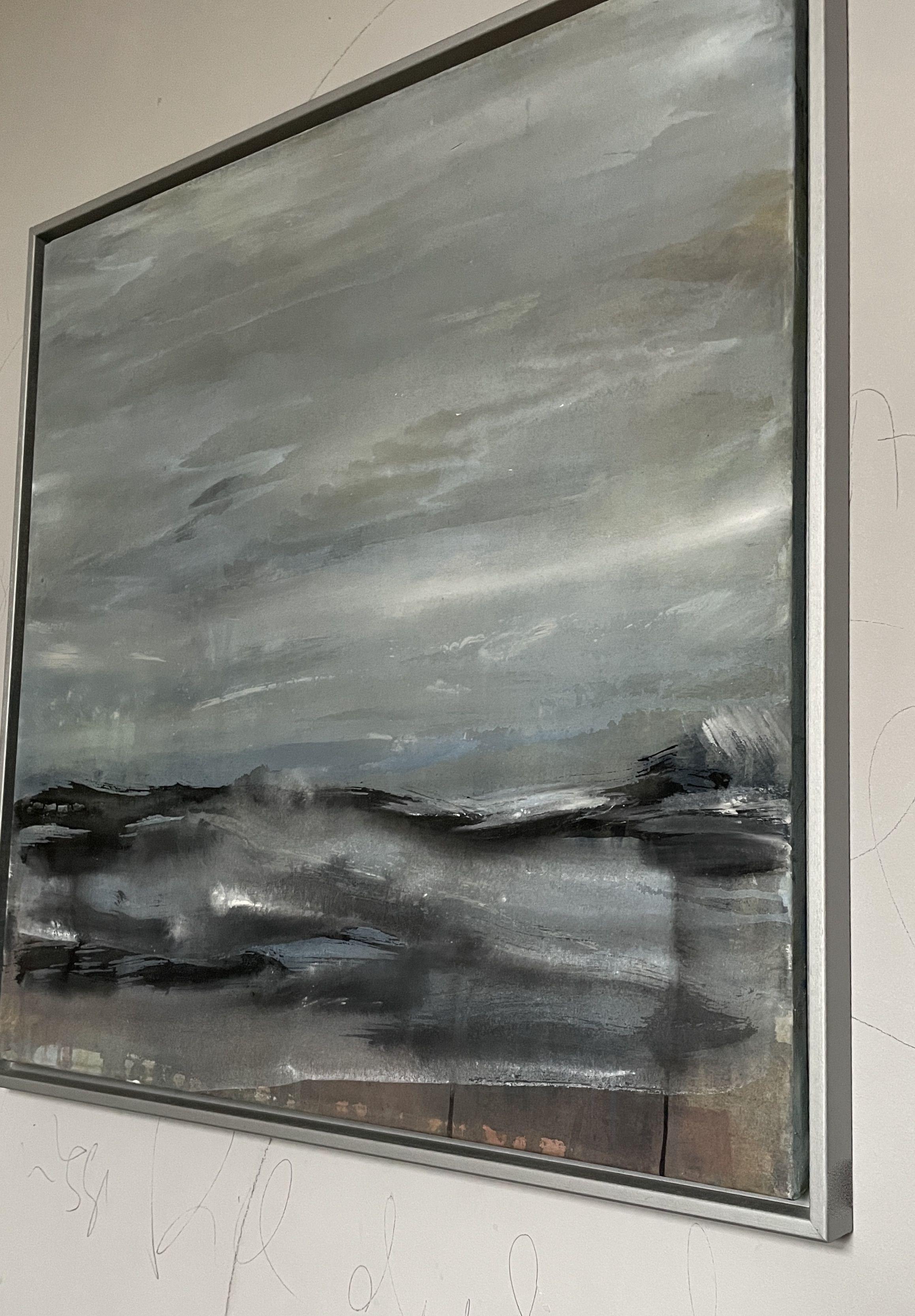 Une de mes peintures en noir et blanc sur la mer avec ses différentes nuances de lumière quand il pleut et qu'il y a de l'orage. À la mer, on peut toujours voir la lumière briller et c'est une grande métaphore de la vie.    Ici, on trouve de