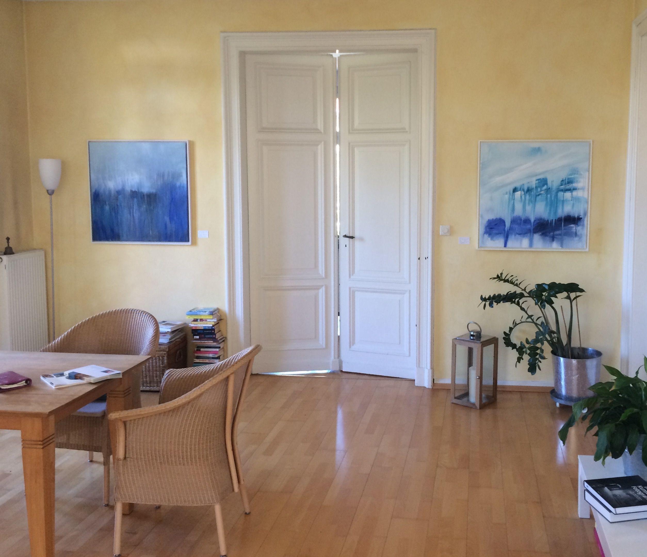 Questo pezzo astratto e fluente di colore blu, grigio e turchese parla di pioggia che cade, di acqua che scorre, di lacrime che vengono versate, di cose lavate via.... e dopo la pioggia battente arriva la luce.... potrebbe essere un paesaggio,