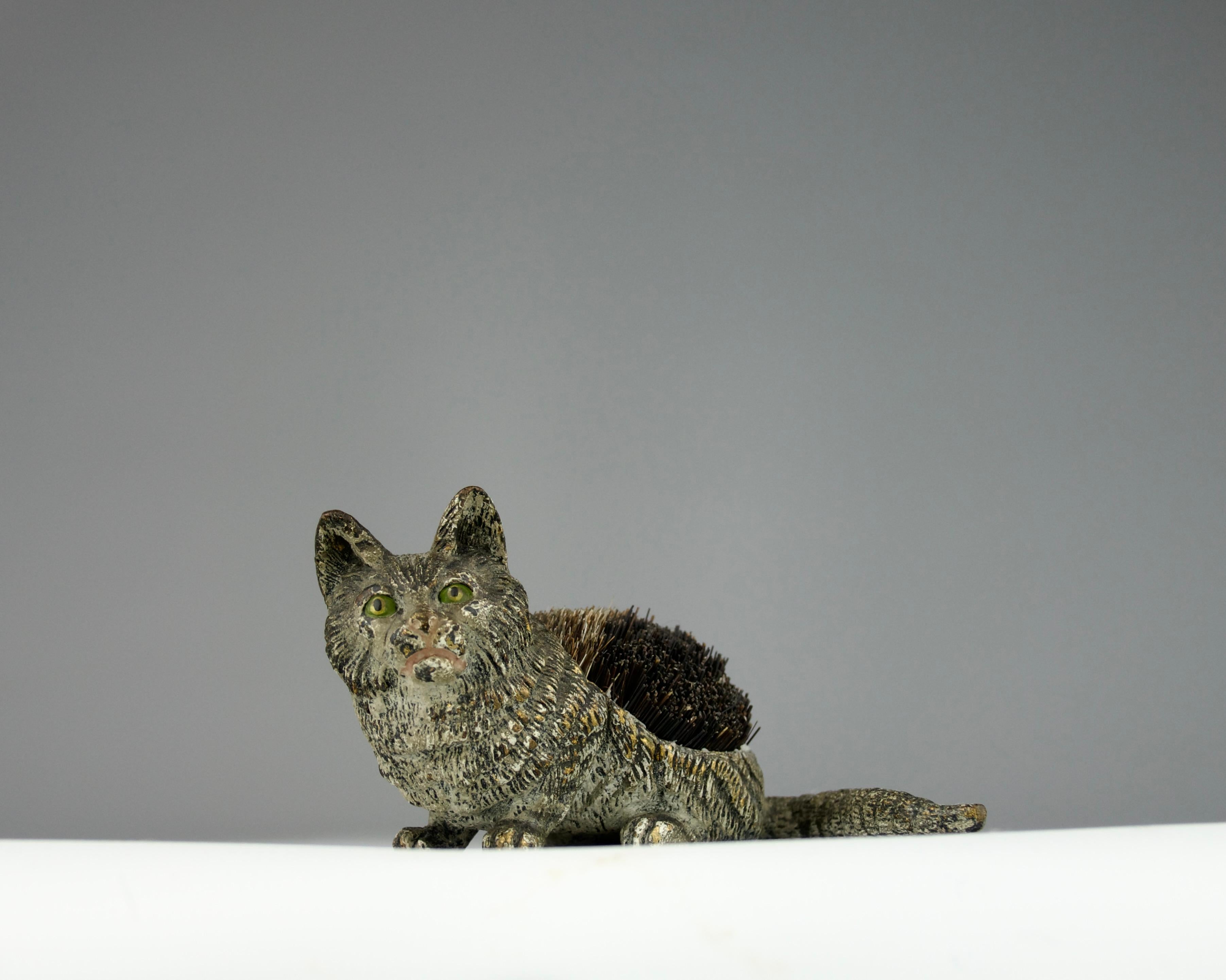 Superb Vienna bronze representing a cat and doubling as a quill wipe with boar hair on its back, Austria 1900s. Signed Geschütz.

In very good condition. Slight polychrome use.

Dimensions in cm ( H x L x l ) : 4.5 x 7 x 5

Secure shipping.