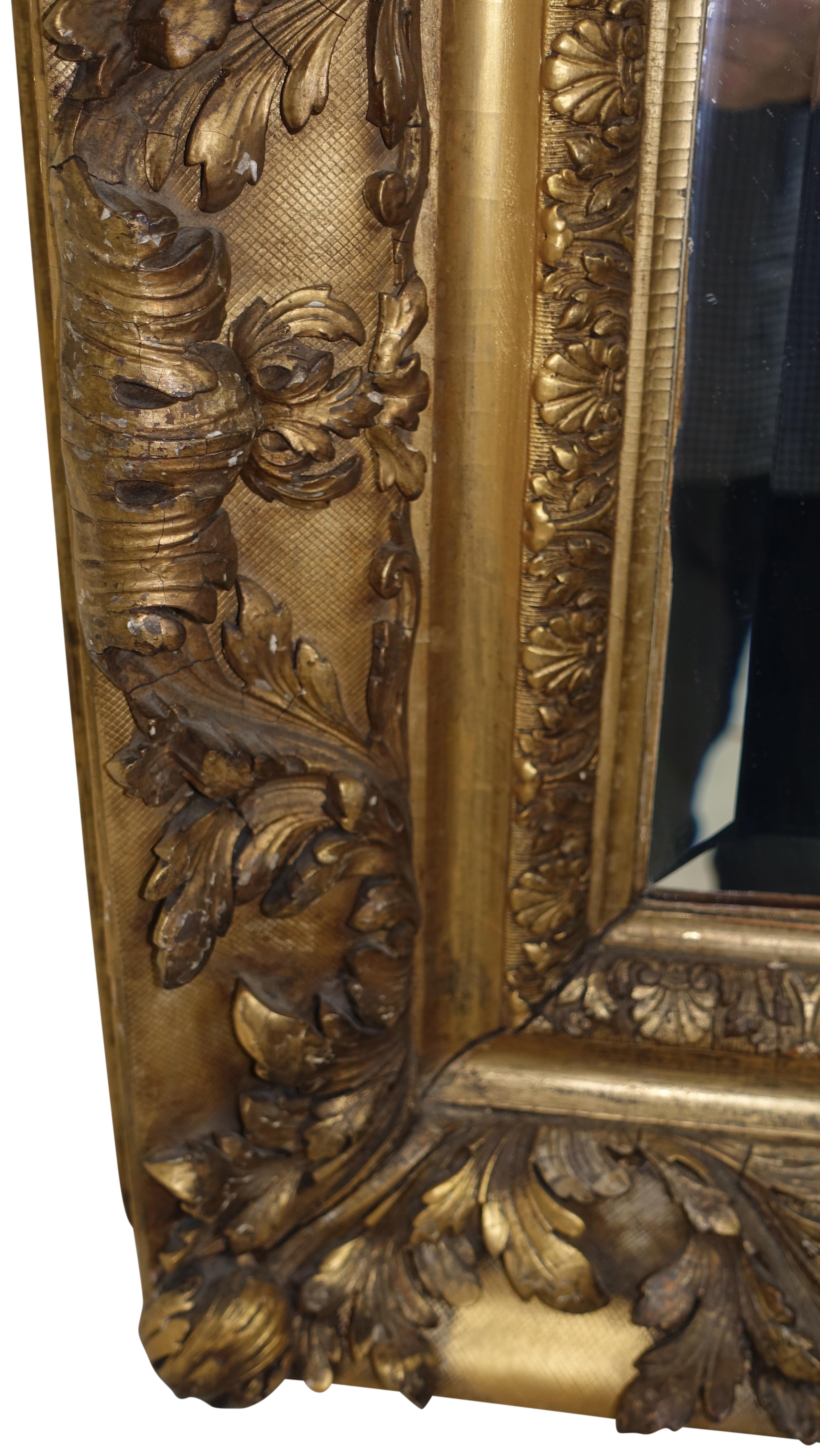 Spiegel mit Gesso- und geschnitztem vergoldetem Rahmen, englisch, 19. Jahrhundert (Beaux Arts) im Angebot