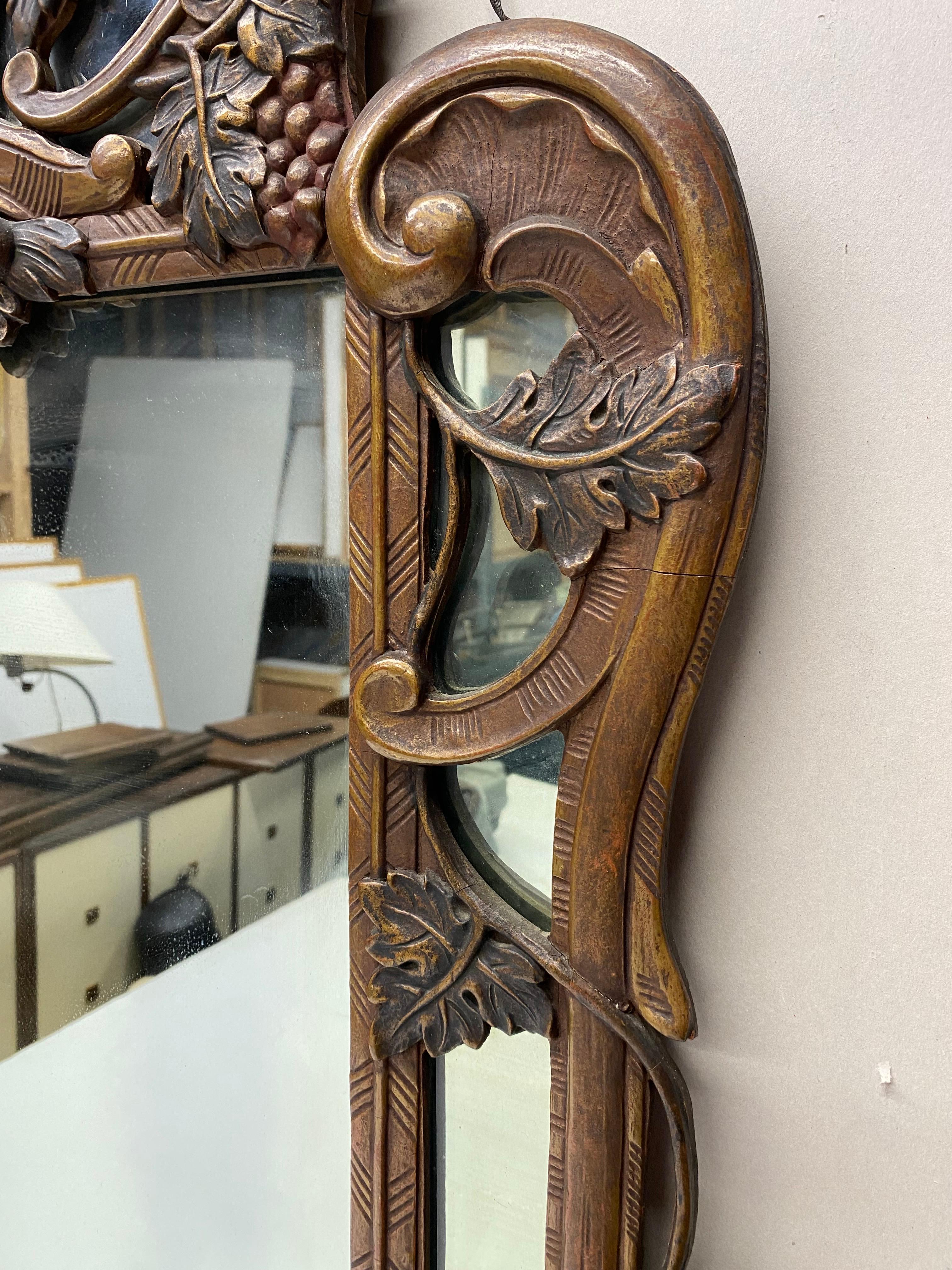 Classique américain Miroir en gesso et Wood avec feuilles de vigne et corne d'abondance en vente