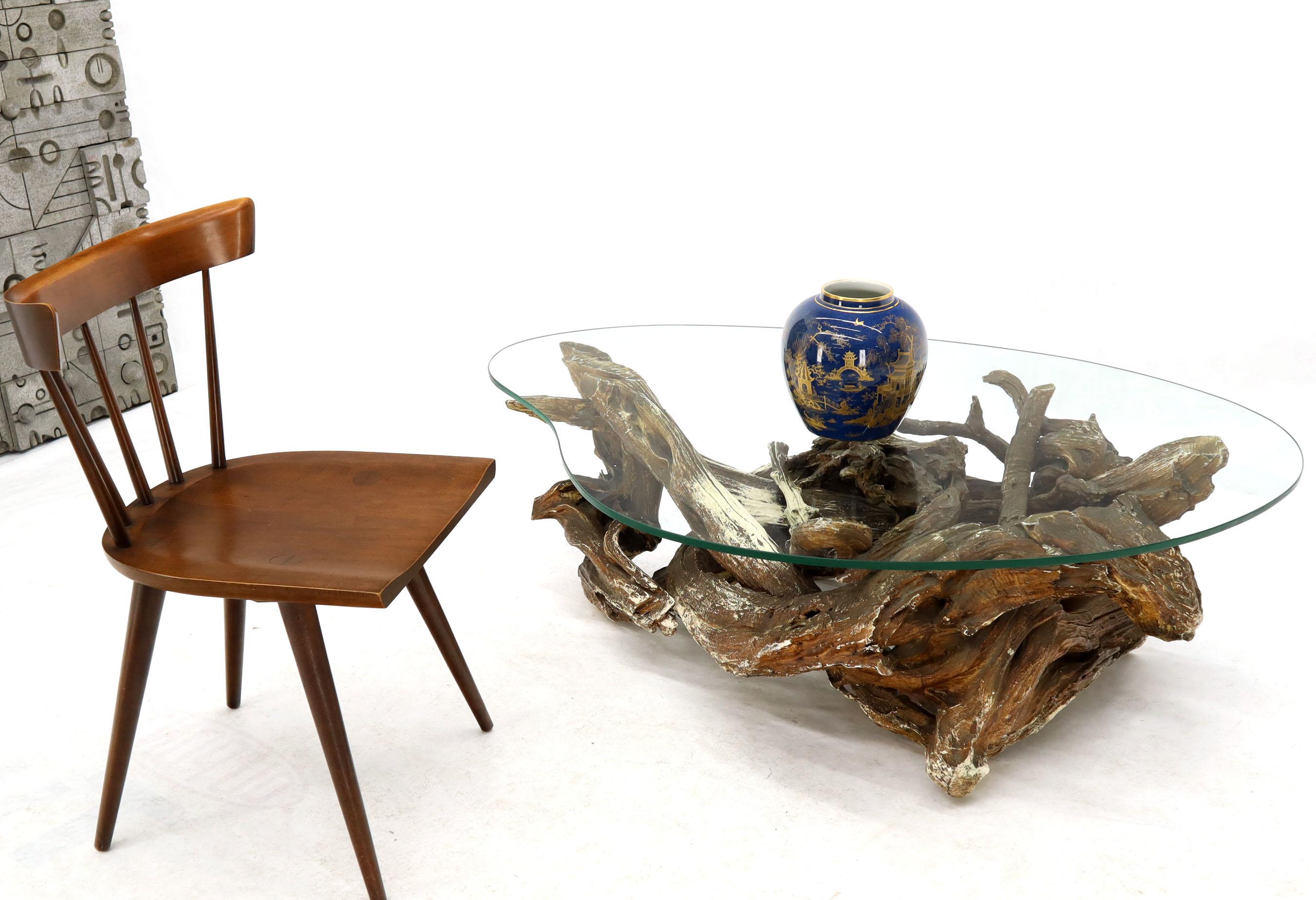 Mid-Century Modern Table basse en bois flotté naturel avec plateau en verre en forme de rein lavé au gesso et teinté en vente