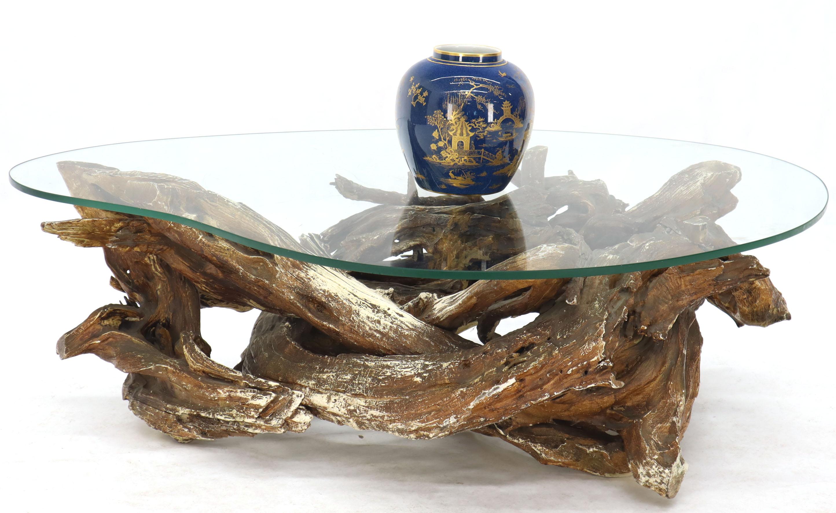 20ième siècle Table basse en bois flotté naturel avec plateau en verre en forme de rein lavé au gesso et teinté en vente