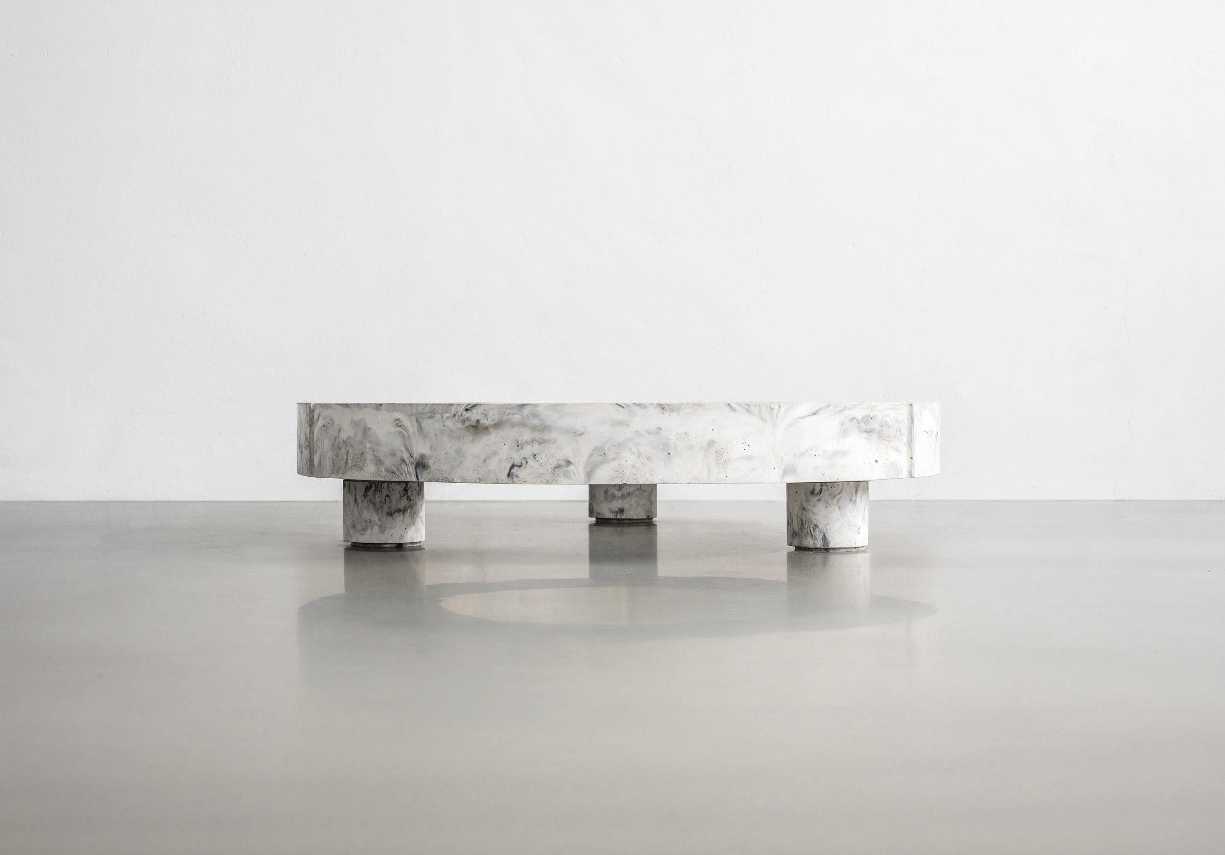 Gestalt Couchtisch - Signiert von Frederik Bogaerts und Jochen Sablon
Materialien: Pigmentierter Beton:: Schwarz/Moos marmoriert
Abmessungen: H 22 cm Ø 100 cm
Limitierte Auflage von 25
Signiert und nummeriert. 

Gesralt niedriger Tisch. 

Gesralt