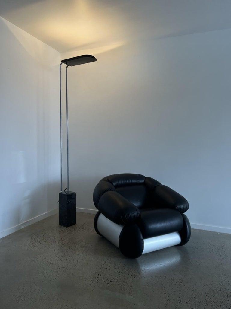 Lámpara de pie halógena Gesto con base de mármol diseñada por Bruno Gecchelin y producida por Skipper en la década de 1970.
Presenta una base de mármol blanco, una campana negra y un cuerpo tubular cromado. Incluye un regulador de intensidad que