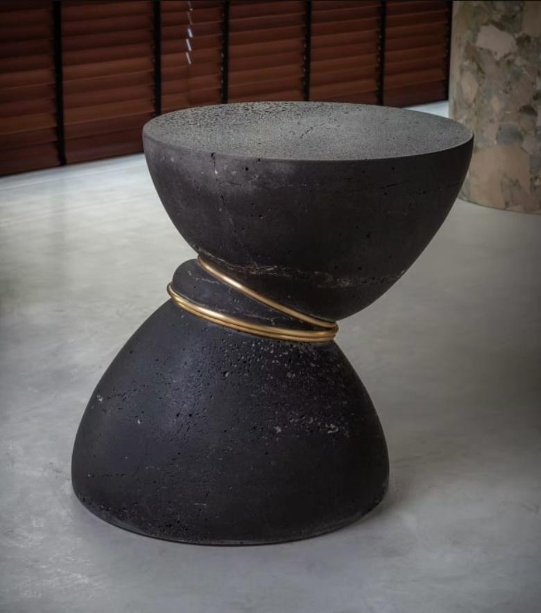 Un'espressione scultorea del movimento. Definito da curve morbide e tagli precisi, il tavolino Gesto cattura l'essenza del movimento nella pietra. Il suo design evoca l'impronta di un gesto, come se fosse congelato nel tempo, creando un equilibrio