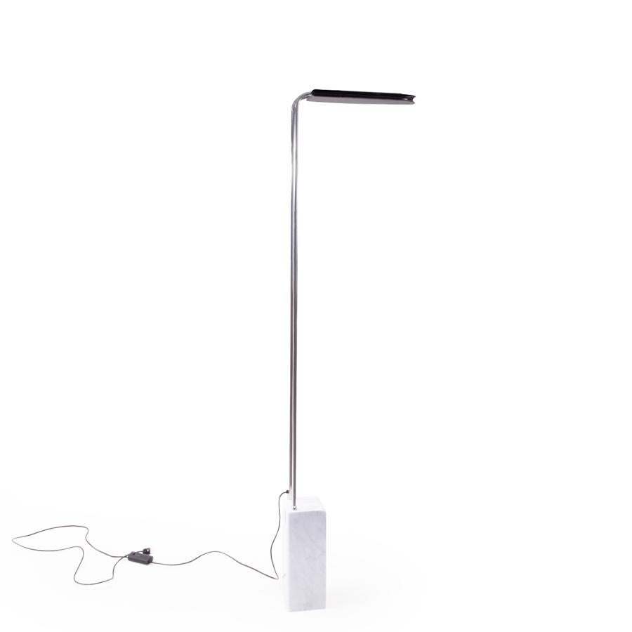 Floor lamp of Italian origin - The Gesto terra lamp is designed by Bruno Gecchelin, produced by Skipper, Italy.

It features a white marble base, black hood and chromed tubular body. Included is a dimmer that regulates the upward light beam, thus