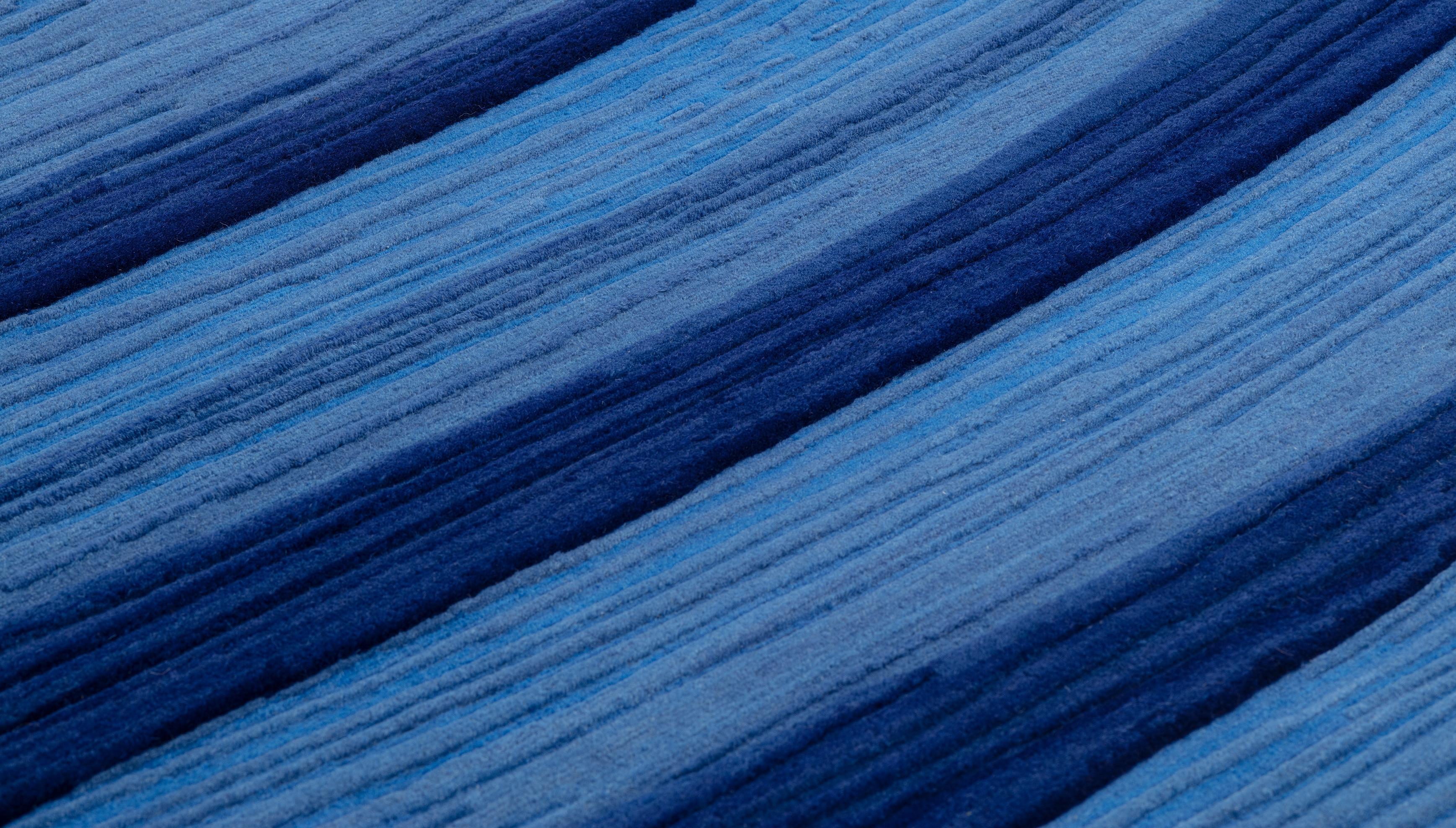 cc-tapis Stroke 1.0 Handgefertigter blauer Teppich aus Wolle von Sabine Marcelis - IN STOCK (Moderne) im Angebot