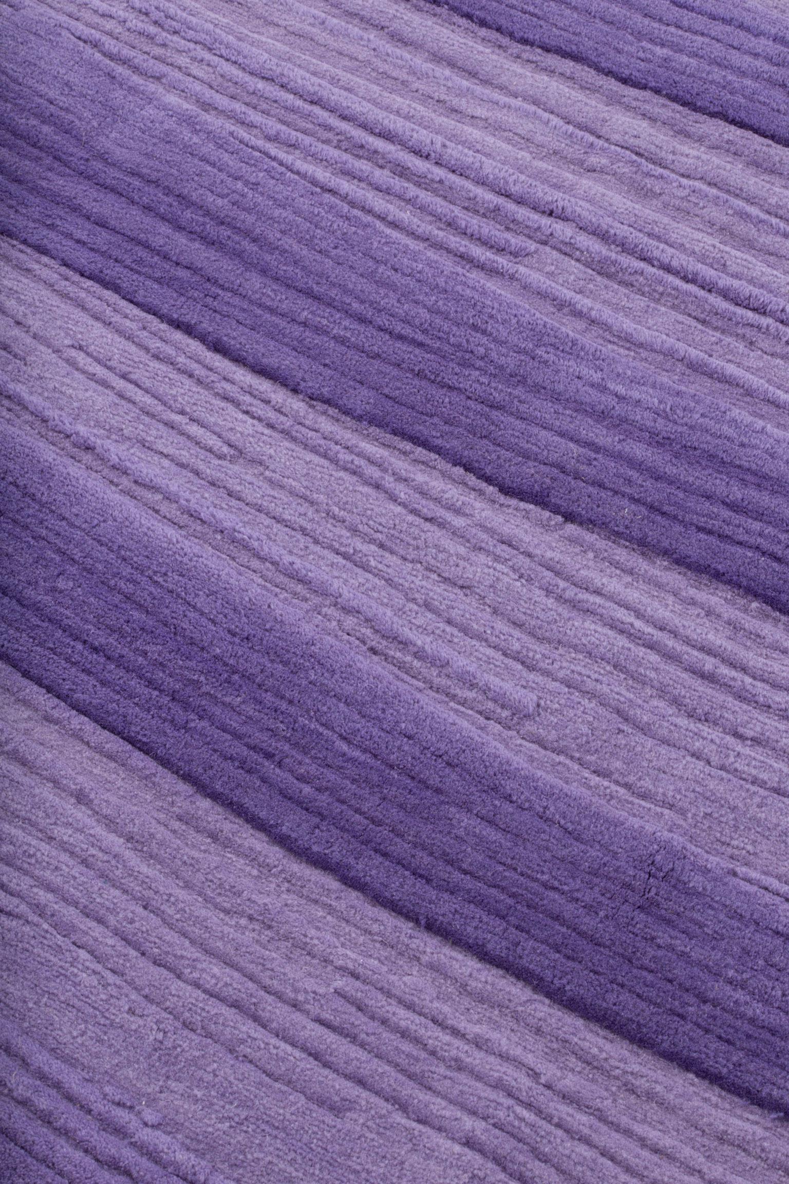 Gesture cc-tapis Stroke 1.0 Handgefertigter violetter Teppich aus Wolle von Sabine Marcelis (Moderne) im Angebot