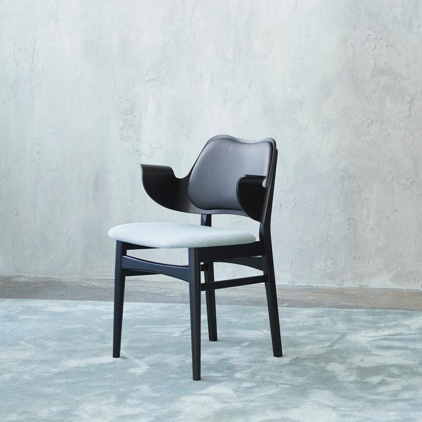 Gesture-Stuhl aus schwarzer Buche und schwarzem Leder mit Butter von Warm Nordic (Postmoderne) im Angebot