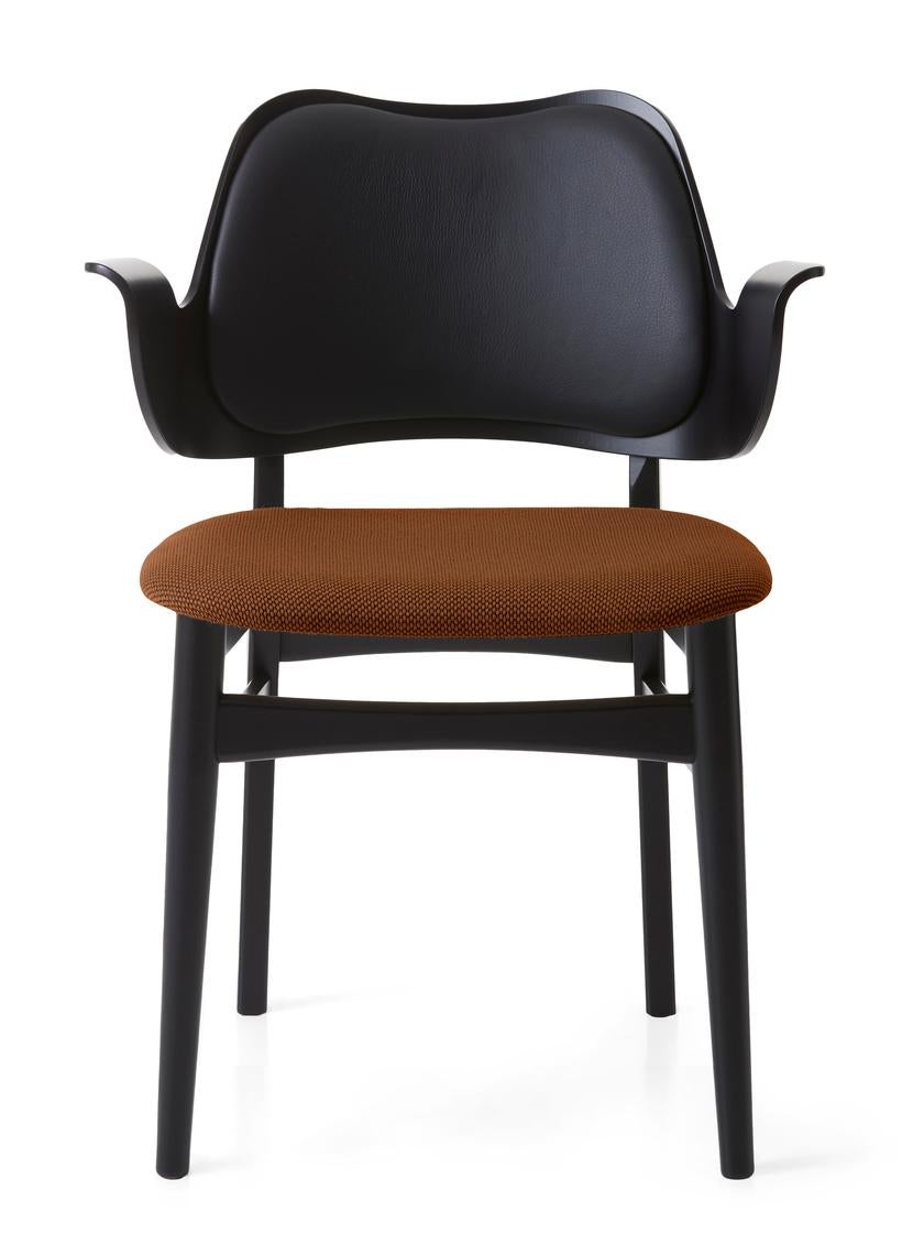 Gesture Chair Black Beech Black Leather Cinnamon by Warm Nordic
Dimensions: D56 x W53 x H 80 cm
Material: Teak or white oiled solid oak, Black lacquered solid beech, Veneer seat and back, textile and leather upholstery
Weight: 7.5 kg
Also