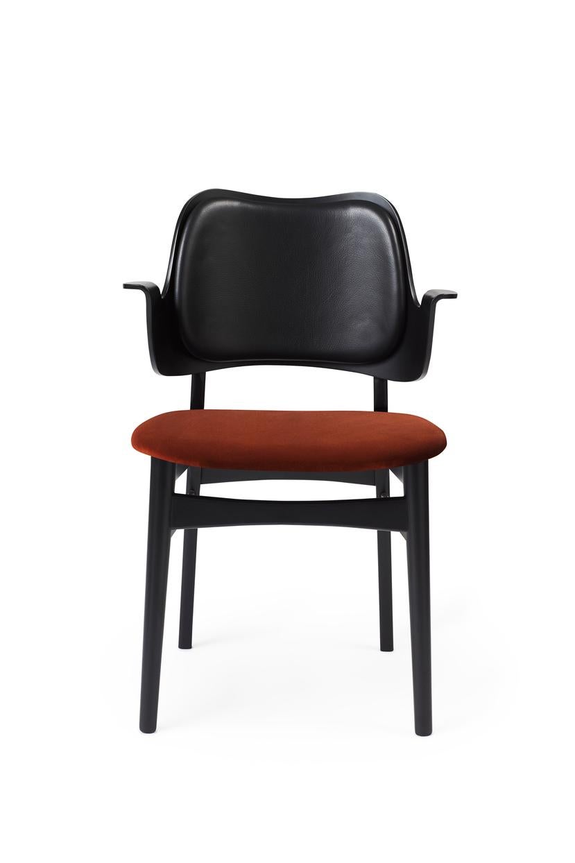 Gesture chair black beech brick red black leather by Warm Nordic.
Dimensions: D56 x W53 x H 80 cm.
Material: Teak or white oiled solid oak, Black lacquered solid beech, Veneer seat and back, textile and leather upholstery
Weight: 7.5 kg
Also