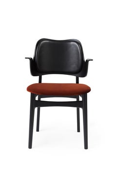 Chaise Gesture en hêtre noir, cuir rouge brique et noir par Warm Nordic