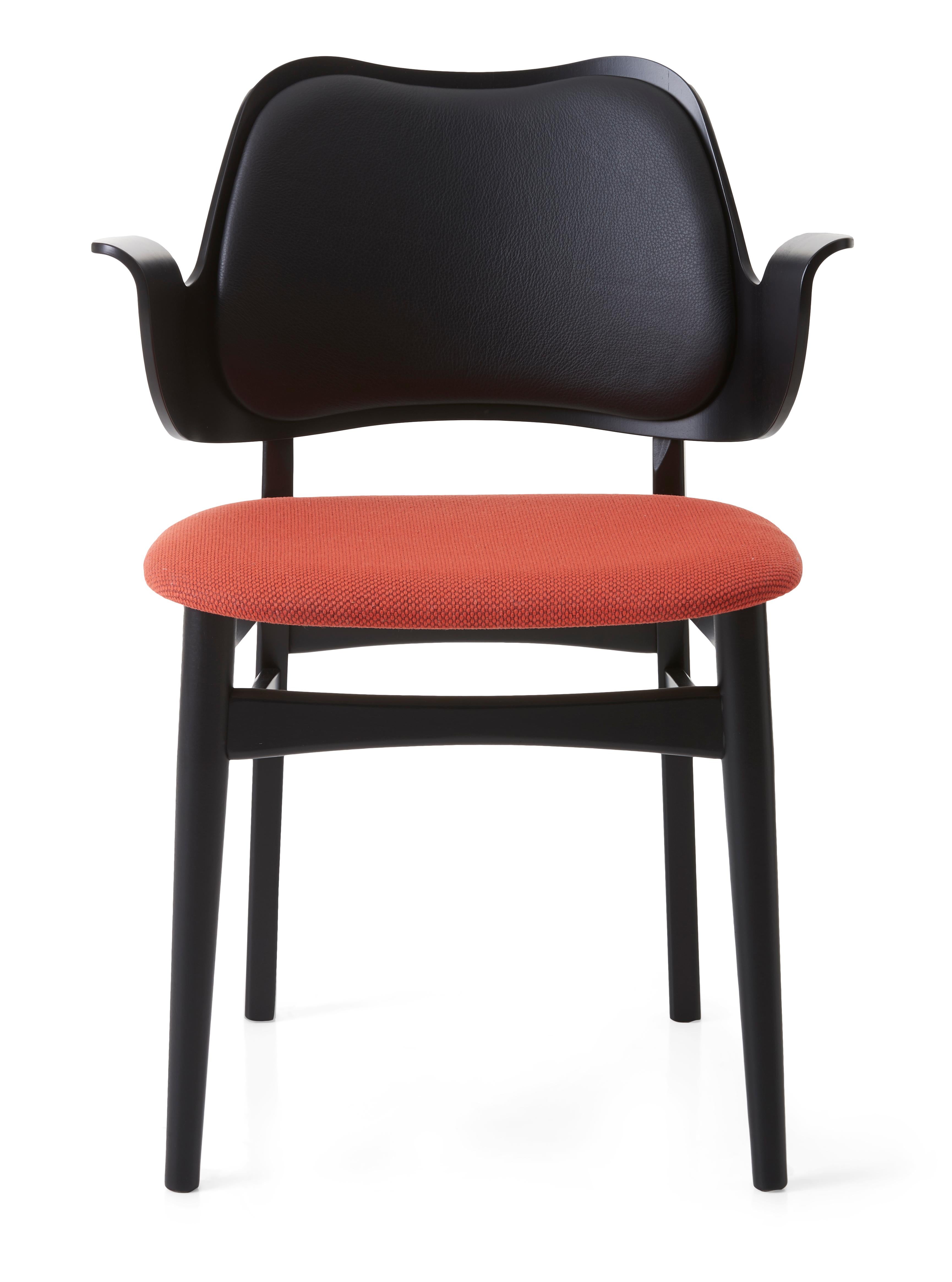 Gesture chair black beech poppy red black leather by Warm Nordic
Dimensions: D56 x W53 x H 80 cm
Material: Teak or white oiled solid oak, Black lacquered solid beech, Veneer seat and back, textile and leather upholstery
Weight: 7.5 kg
Also
