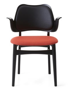 Chaise Gesture en hêtre noir, cuir noir rouille et rose par Warm Nordic