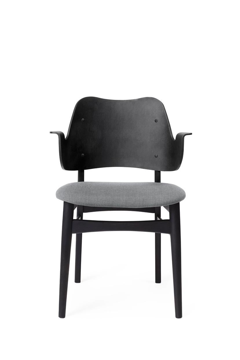 Sedia Gesture canvas nero faggio grigio Melange di Warm Nordic
Dimensioni: P56 x L53 x H. 80 cm
Materiale: Rovere massiccio oliato bianco o teak, Faggio massiccio laccato nero, Seduta e schienale impiallacciati, Imbottitura in tessuto
Peso: 7.5