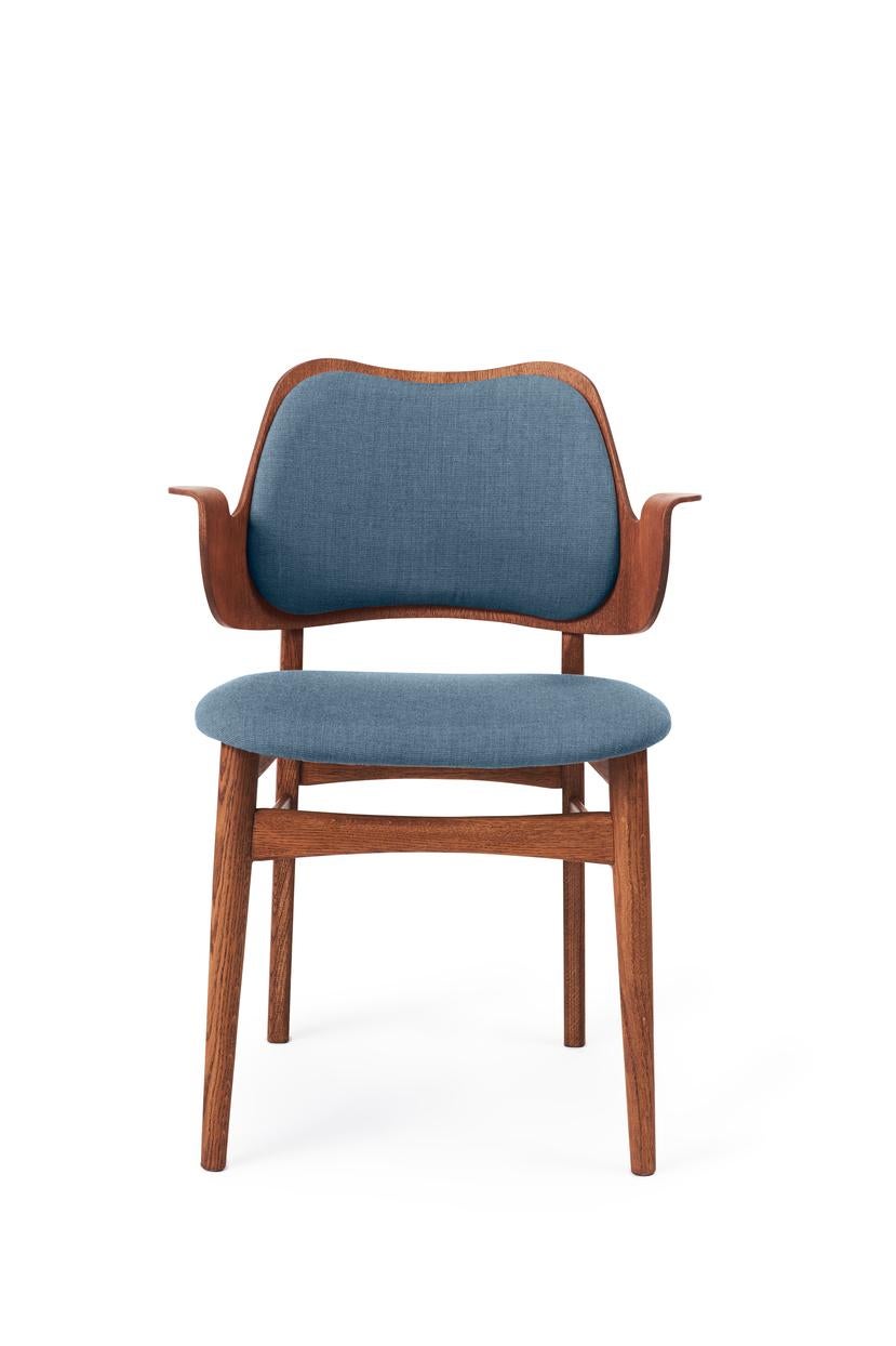 Gesture chair Canvas Teak Oiled Oak Denim Blue by Warm Nordic
Dimensions: D56 x W53 x H 80 cm
Material: Teak or white oiled solid oak, Black lacquered solid beech, Veneer seat and back, Textile upholstery
Weight: 7.5 kg
Also available in