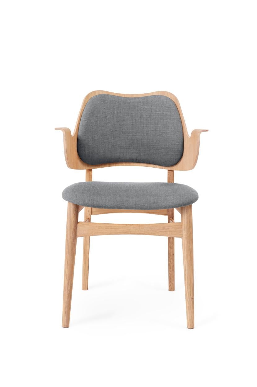 Gesture Chair Canvas White Oiled Oak Grey Melange by Warm Nordic
Dimensions: D56 x W53 x H 80 cm
Material: Teak or white oiled solid oak, Black lacquered solid beech, Veneer seat and back, Textile upholstery
Weight: 7.5 kg
Also available in
