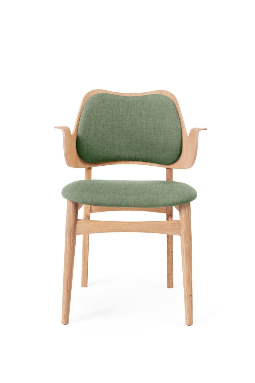 Gesture Chair Canvas White Oiled Oak Sage Green by Warm Nordic
Dimensions: D56 x W53 x H 80 cm
Material: Teak or white oiled solid oak, Black lacquered solid beech, Veneer seat and back, Textile upholstery
Weight: 7.5 kg
Also available in
