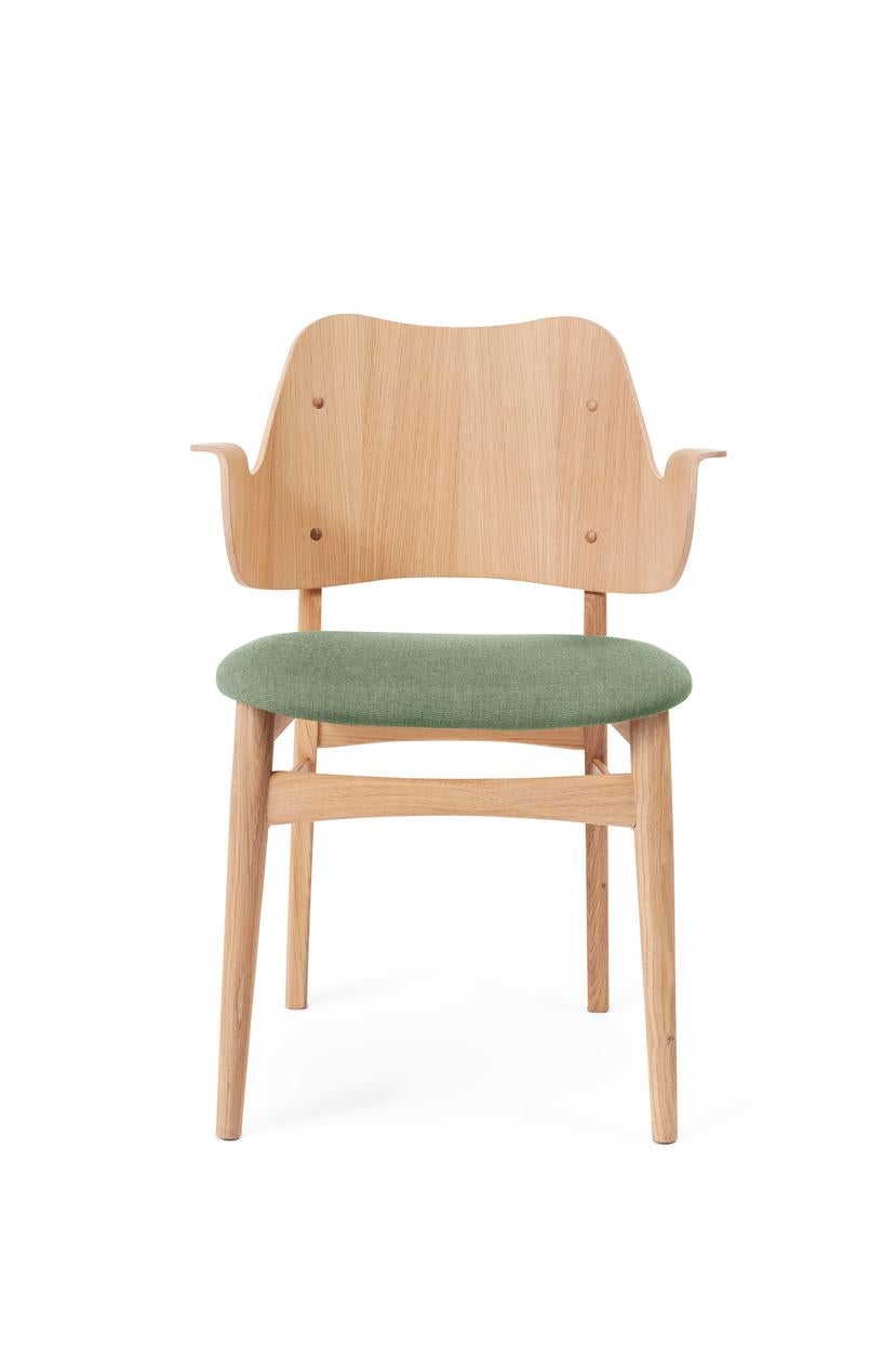 Gesture stuhl leinwand weiß geölte eiche salbeigrün by Warm Nordic
Abmessungen: T56 x B53 x H 80 cm
MATERIAL: Eiche massiv Teak oder weiß geölt, Buche massiv schwarz lackiert, Sitz und Rückenlehne furniert, Polsterung aus Textil
Gewicht: 7.5 kg
Auch
