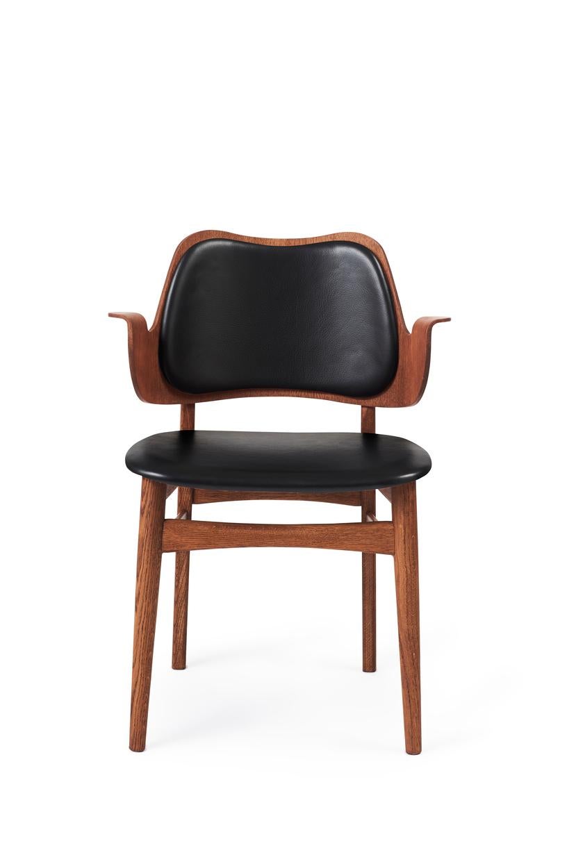 Gesture chair teak oiled oak black leather by Warm Nordic
Dimensions: D 56 x W 53 x H 80 cm
Material: Teak or white oiled solid oak, Black lacquered solid beech, Veneer seat and back, leather upholstery
Weight: 7.5 kg
Also available in different