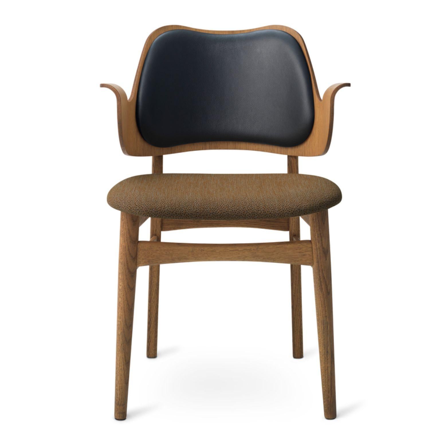 Gesture-Stuhl aus Teakholz, geöltes Eichenholz, schwarzes Leder, Cappuccino-Braun von Warm Nordic
Abmessungen: T56 x B53 x H 80 cm
MATERIAL: Eiche massiv Teak oder weiß geölt, Buche massiv schwarz lackiert, Sitz und Rückenlehne furniert, Polsterung