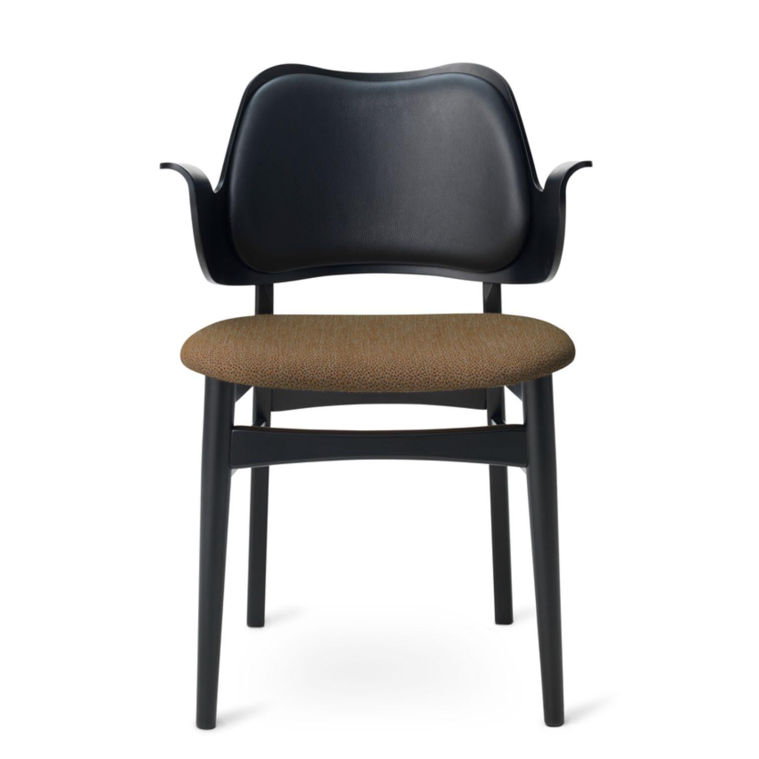 Gesture Chair Teak Oiled Oak Black Leather Cappuccino Brown by Warm Nordic
Dimensions: D56 x W53 x H 80 cm
Material: Teak or white oiled solid oak, Black lacquered solid beech, Veneer seat and back, leather upholstery
Weight: 7.5 kg
Also