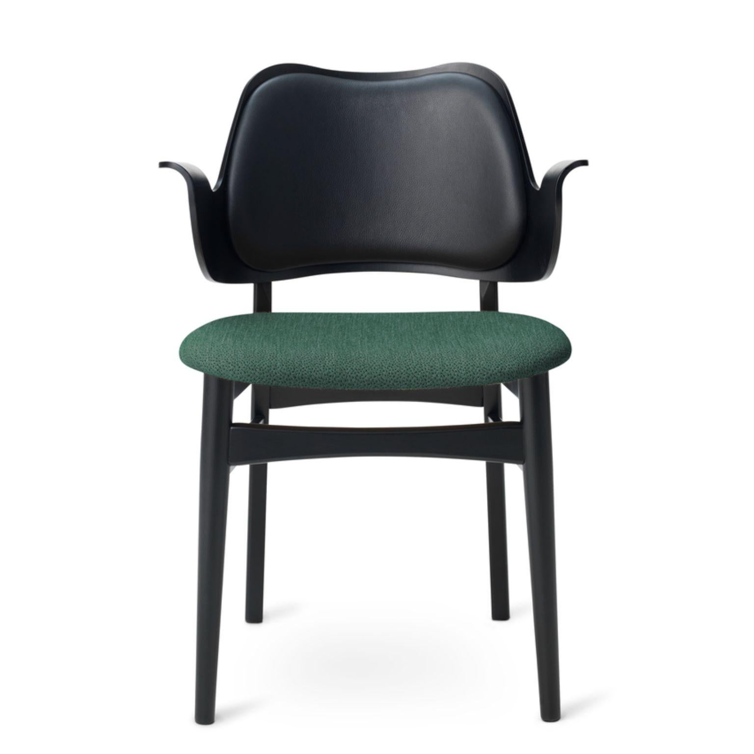 Gesture Chair Teak Oiled Oak Black Leather Hunter Green by Warm Nordic
Dimensions: D56 x W53 x H 80 cm
Material: Teak or white oiled solid oak, Black lacquered solid beech, Veneer seat and back, leather and textile upholstery
Weight: 7.5 kg
Also