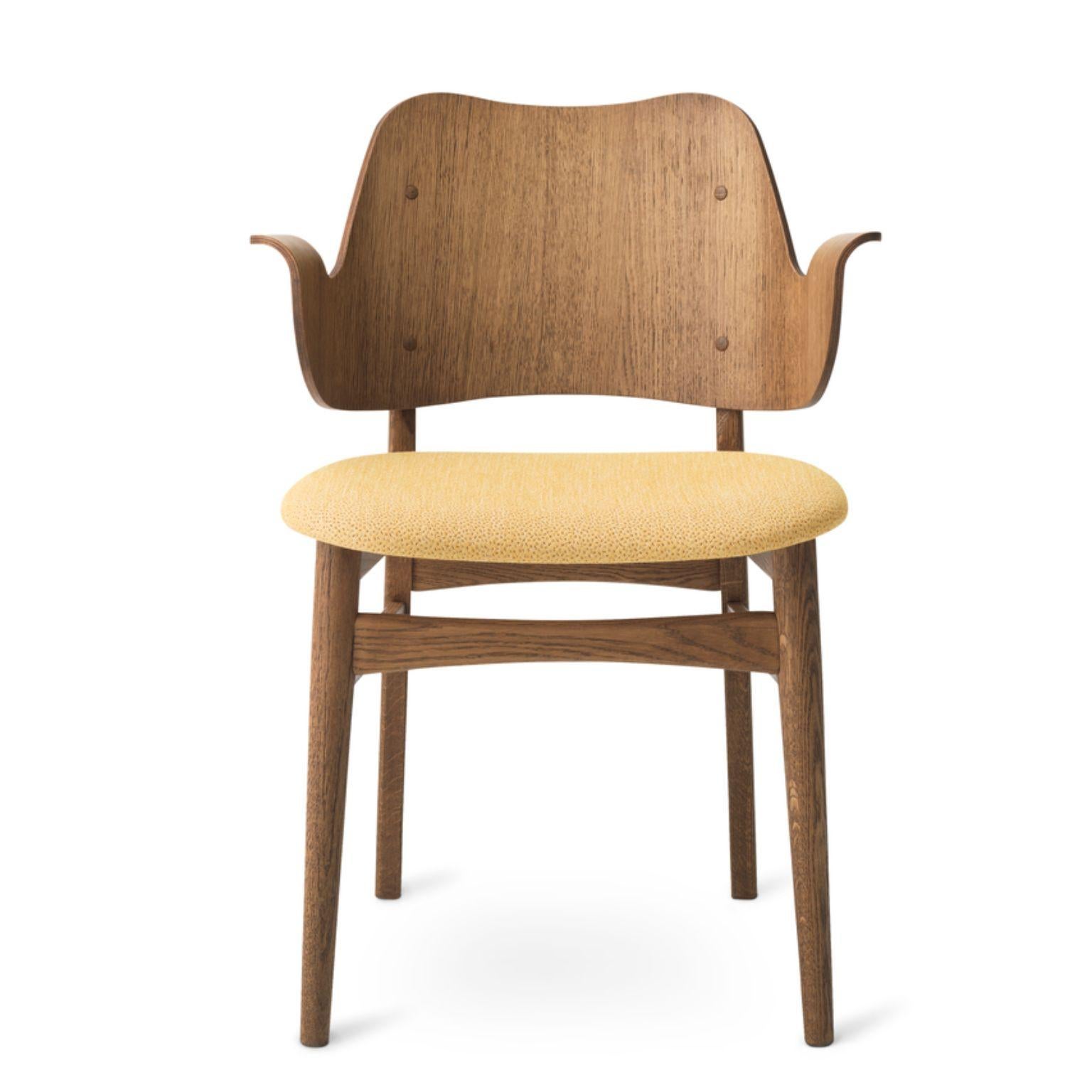 Gesture chair teak oiled oak desert yellow by Warm Nordic
Dimensions: D 56 x W 53 x H 80 cm
Material: Teak or white oiled solid oak, Black lacquered solid beech, Veneer seat and back, textile upholstery
Weight: 7.5 kg
Also available in different
