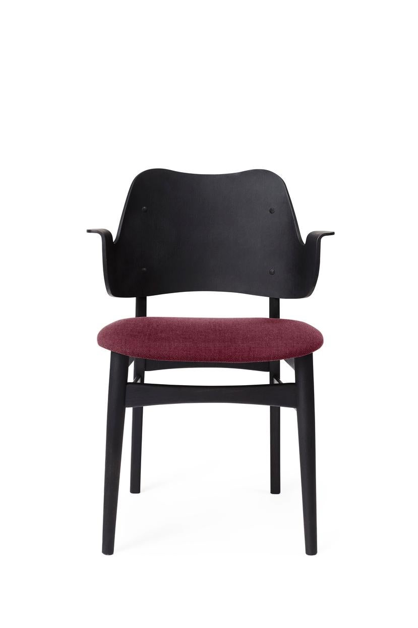 Gesture-Stuhl aus schwarzer Buche in Bordeaux von Warm Nordic
Abmessungen: T56 x B53 x H 80 cm
MATERIAL: Eiche massiv Teak oder weiß geölt, Buche massiv schwarz lackiert, Sitz und Rückenlehne furniert, Polsterung Textil
Gewicht: 7.5 kg
Auch in