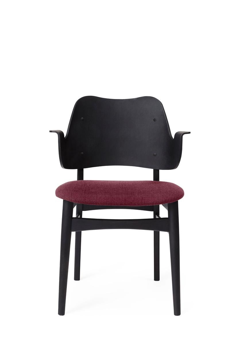 Sedia Gesture Vidar Black Beech Bordeaux di Warm Nordic
Dimensioni: P56 x L53 x H. 80 cm
Materiale: Rovere massiccio oliato bianco o teak, Faggio massiccio laccato nero, Seduta e schienale impiallacciati, Imbottitura in tessuto
Peso: 7.5