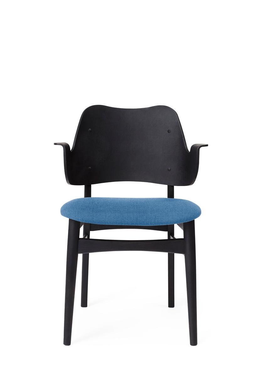 Gesture chair Vidar Black Beech sea blue by Warm Nordic
Dimensions: D56 x W53 x H 80 cm
Material: Teak or white oiled solid oak, Black lacquered solid beech, Veneer seat and back, Textile upholstery
Weight: 7.5 kg
Also available in different