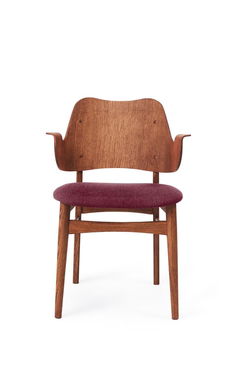 Gesture Chair Vidar Teak Oiled Oak Bordeaux by Warm Nordic
Dimensions: D56 x W53 x H 80 cm
Material: Teak or white oiled solid oak, Black lacquered solid beech, Veneer seat and back, Textile upholstery
Weight: 7.5 kg
Also available in different