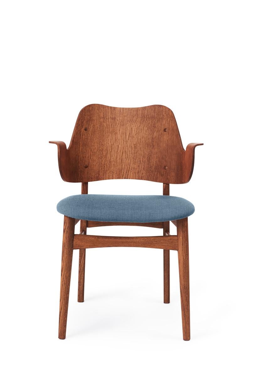 Gesture chair Vidar Teak Oiled Oak Denim blue by Warm Nordic
Dimensions: D56 x W53 x H 80 cm
Material: Teak or white oiled solid oak, Black lacquered solid beech, Veneer seat and back, Textile upholstery
Weight: 7.5 kg
Also available in