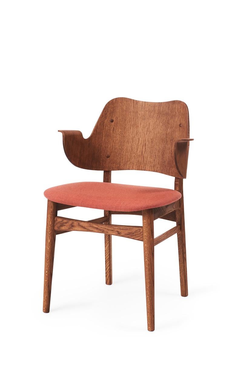 Gesture chair vidar teak oiled oak peachy pink by Warm Nordic
Dimensions: D 56 x W 53 x H 80 cm
Material: Teak or white oiled solid oak, Black lacquered solid beech, Veneer seat and back, Textile upholstery
Weight: 7.5 kg
Also available in