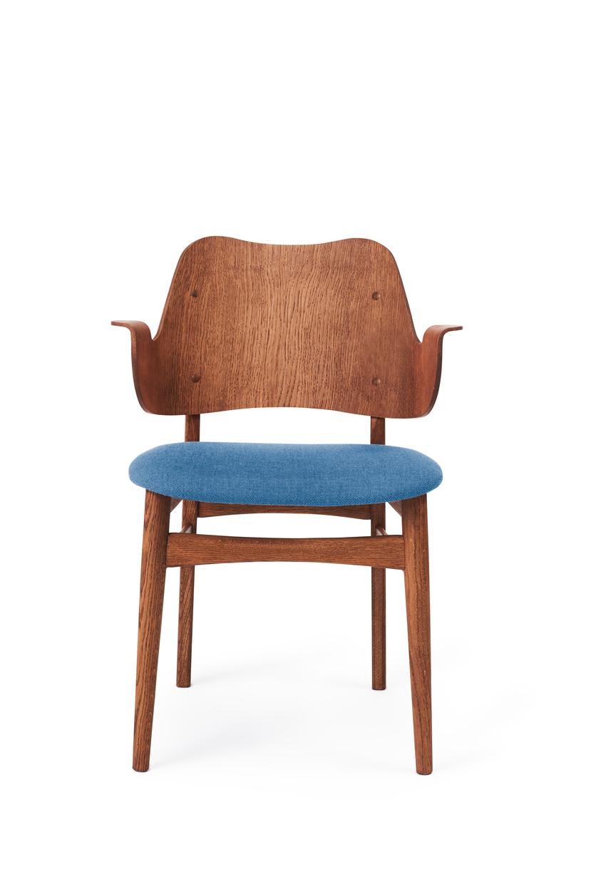 Gesture Chair Vidar Teak Oiled Oak Sea Blue by Warm Nordic
Dimensions: D56 x W53 x H 80 cm
Material: Teak or white oiled solid oak, Black lacquered solid beech, Veneer seat and back, Textile upholstery
Weight: 7.5 kg
Also available in different