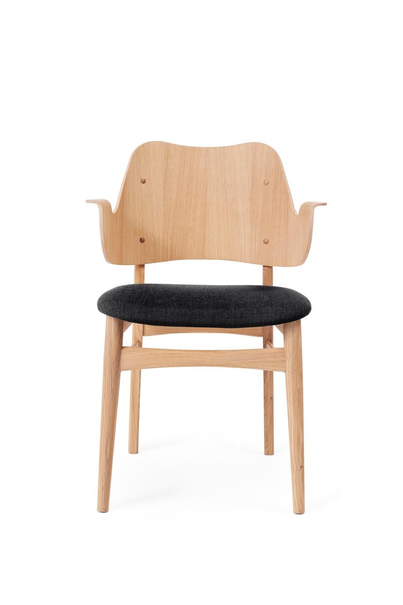 Gesture Chair Vidar White Oiled Oak Anthracite by Warm Nordic
Dimensions: D56 x W53 x H 80 cm
Material: Teak or white oiled solid oak, Black lacquered solid beech, Veneer seat and back, Textile upholstery
Weight: 7.5 kg
Also available in