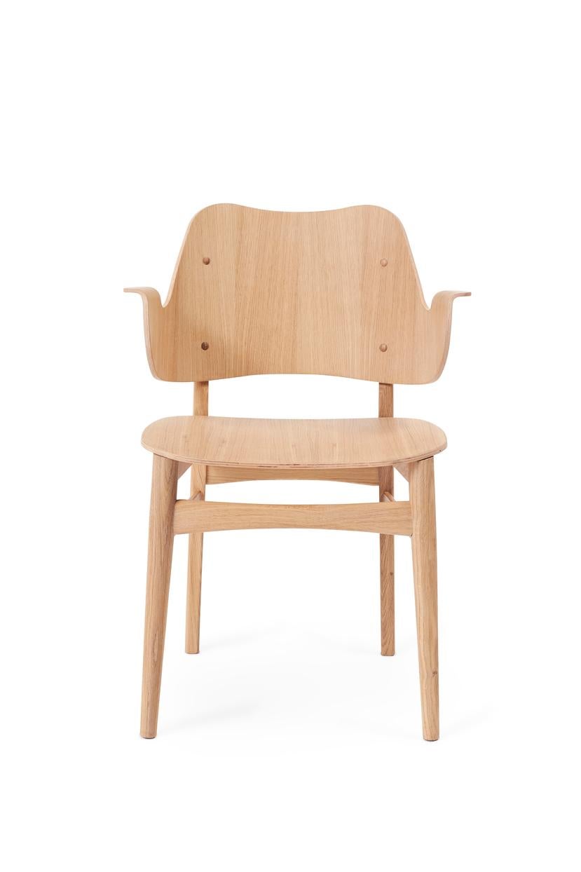 Gesture Chair White Oiled Oak by Warm Nordic
Dimensions: D56 x W53 x H 80 cm
Material: Teak or white oiled solid oak, Black lacquered solid beech, Solid wood base, Veneer seat and back
Weight: 7.5 kg
Also available in different colours and
