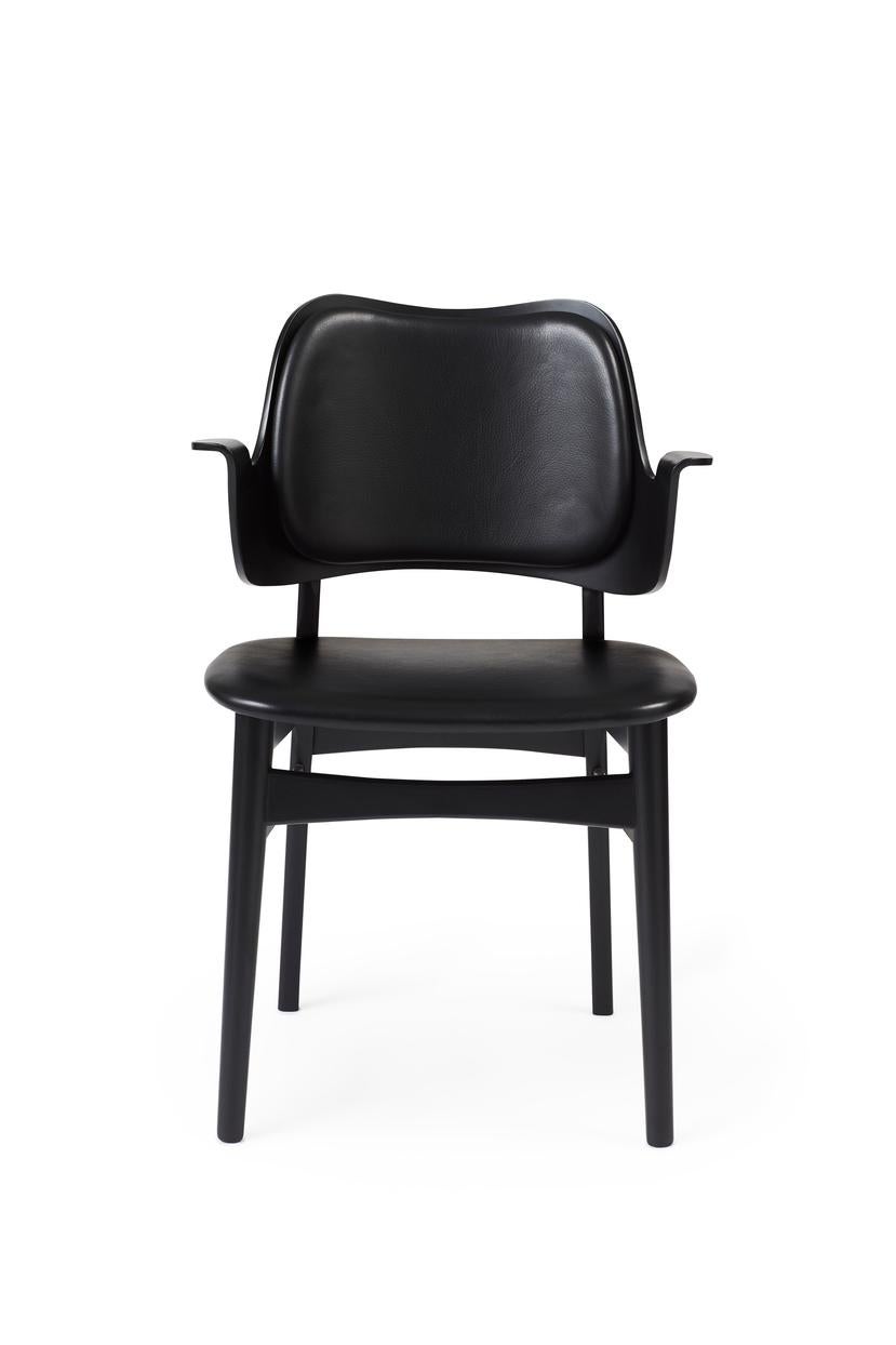 Gesture lounge chair sevilla black leather black by Warm Nordic
Dimensions: D59 x W60 x H 73 cm
Material: Black lacquered solid oak base, Veneer seat and back, leather upholstery.
Weight: 8 kg
Also available in different colours and finishes.