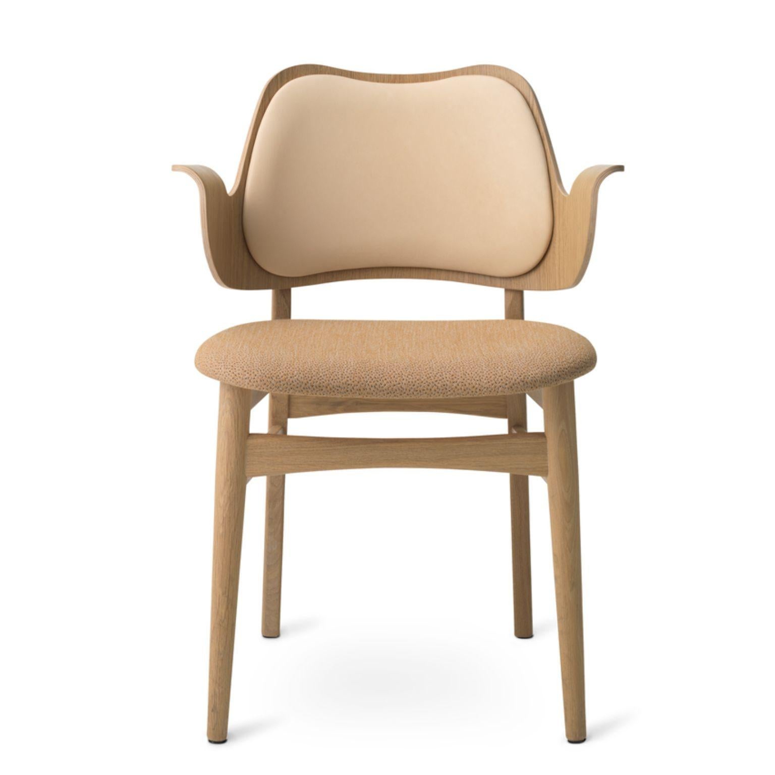 Gesture lounge chair sprinkles nature latte oak by Warm Nordic
Dimensions: D59 x W60 x H 73 cm
Material: White oiled solid oak base, Veneer seat and back, Textile or leather upholstery.
Weight: 8 kg
Also available in different colours and
