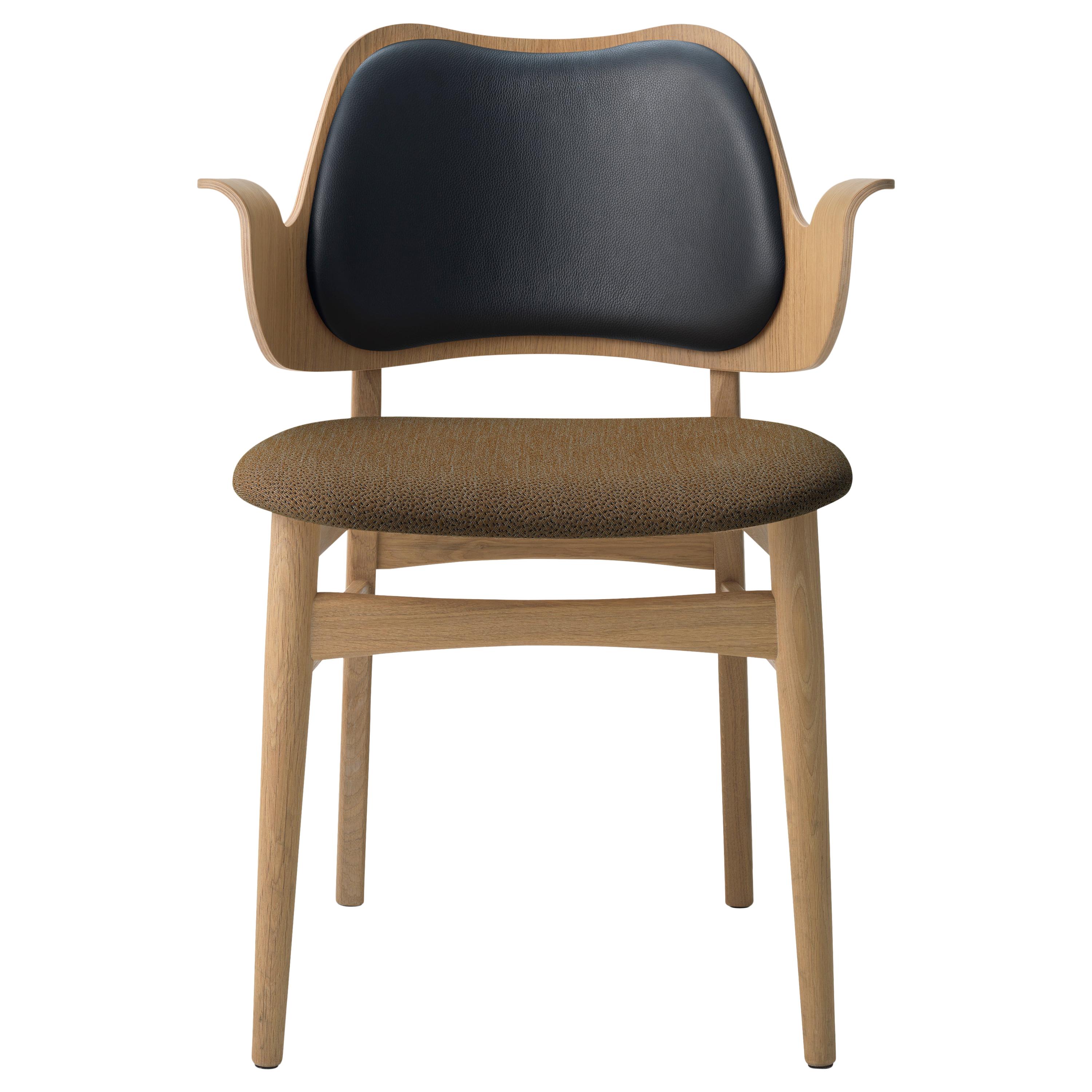 Sedia Gesture bicolore completamente imbottita in Oak, di Hans Olsen da Warm Nordic