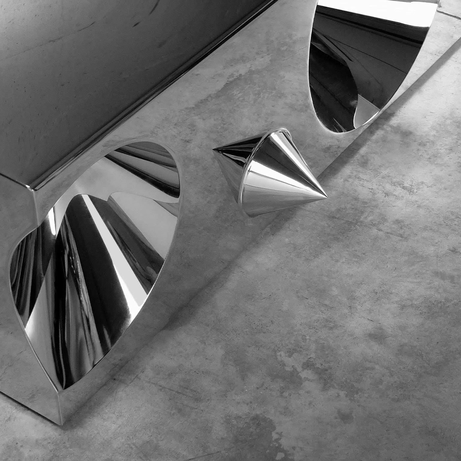 Italiano Sparisci! Panchina in acciaio inox lucidato a specchio di Barberini & Gunnell in vendita