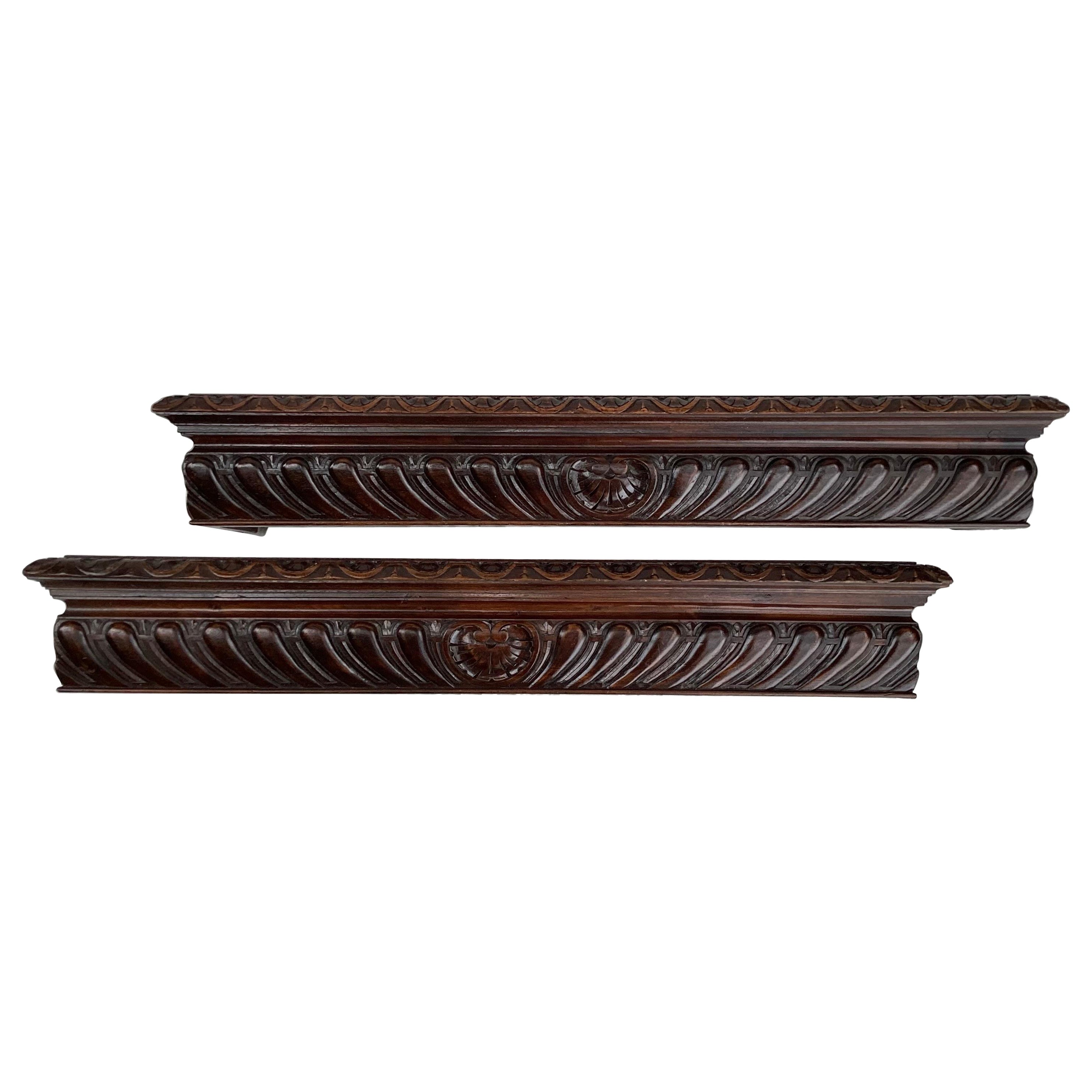 Holen Sie sich ein Paar geschnitzte Wood Window Cornices oder Window Valances im Angebot