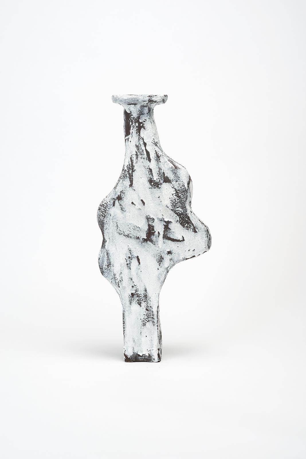 Geta-Vase von Willem Van hooff
Kerngefäß-Serie
Abmessungen: B 15 x H 39 cm (Die Maße können variieren, da die Stücke handgefertigt sind und leichte Größenabweichungen aufweisen können)
MATERIALIEN: Steingut, Keramik, Pigmente, Glasur.

Core ist eine